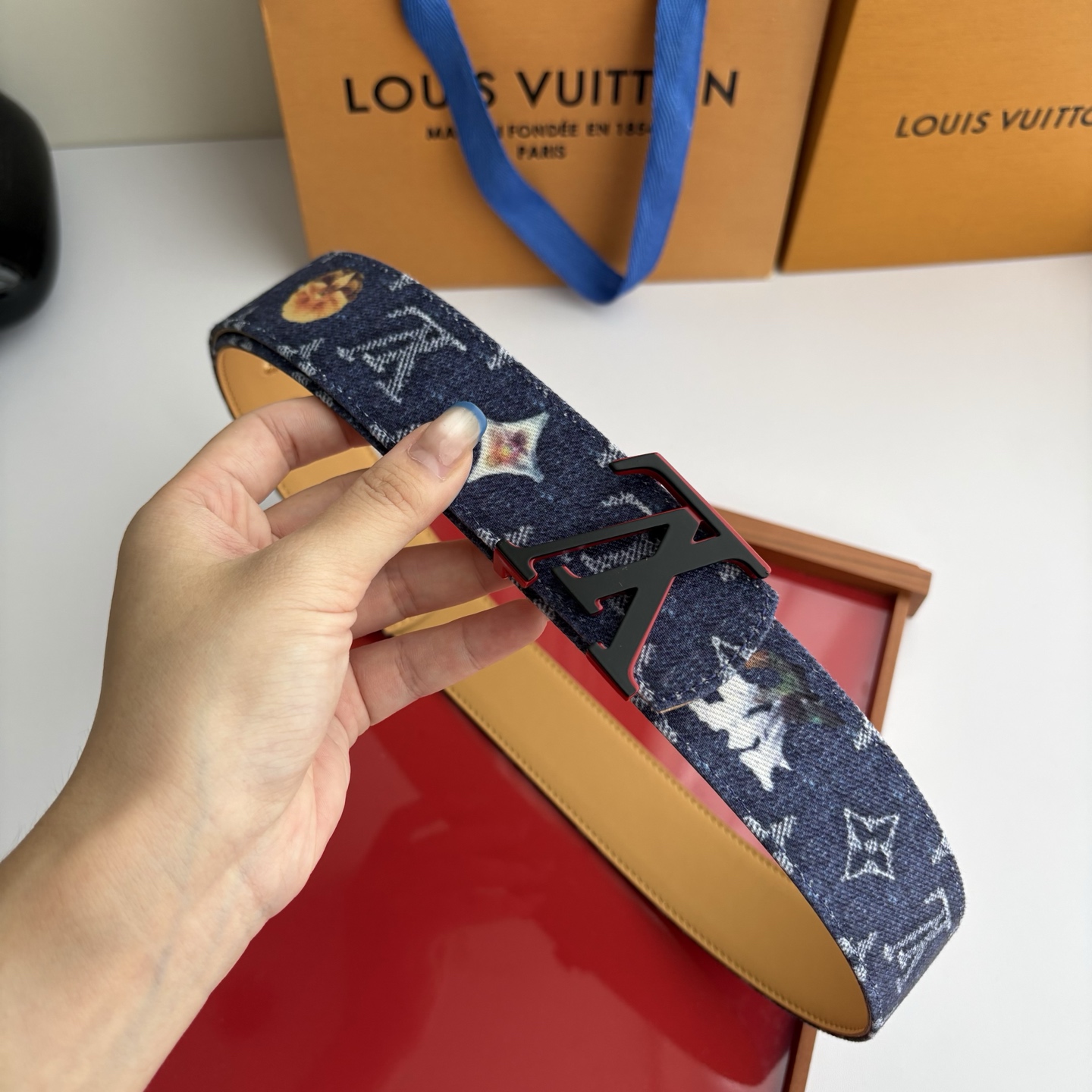Lv当季新款牛仔篮Monogram 帆布材质，复古做旧的老花印花搭配另一面树膏进口牛皮，也可作为装饰腰带搭配连衣裙。宽4