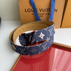 Lv当季新款牛仔篮Monogram 帆布材质,复古做旧的老花印花搭配另一面树膏进口牛皮,也可作为装饰腰带搭配连衣裙。宽4 Lv当季新款牛仔篮Monogram 帆布材质,复古做旧的老花印花搭配另一面树膏进口牛皮,也可作为装饰腰带搭配连衣裙。宽4
