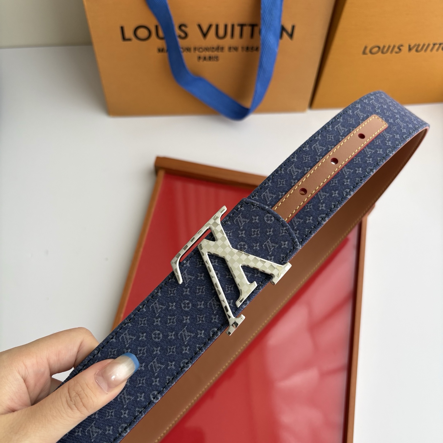 Lv当季新款牛仔蓝Monogram 帆布材质，Lv小花印花搭配另一面小牛皮底，时尚百搭。宽4.0cm