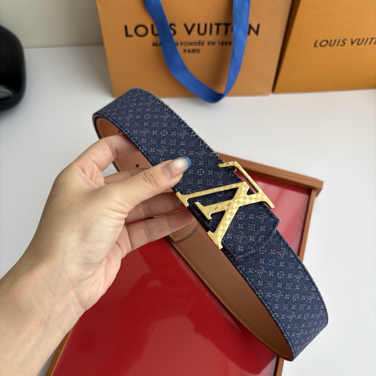Lv当季新款牛仔蓝Monogram 帆布材质，Lv小花印花搭配另一面小牛皮底，时尚百搭。宽4.0cm
