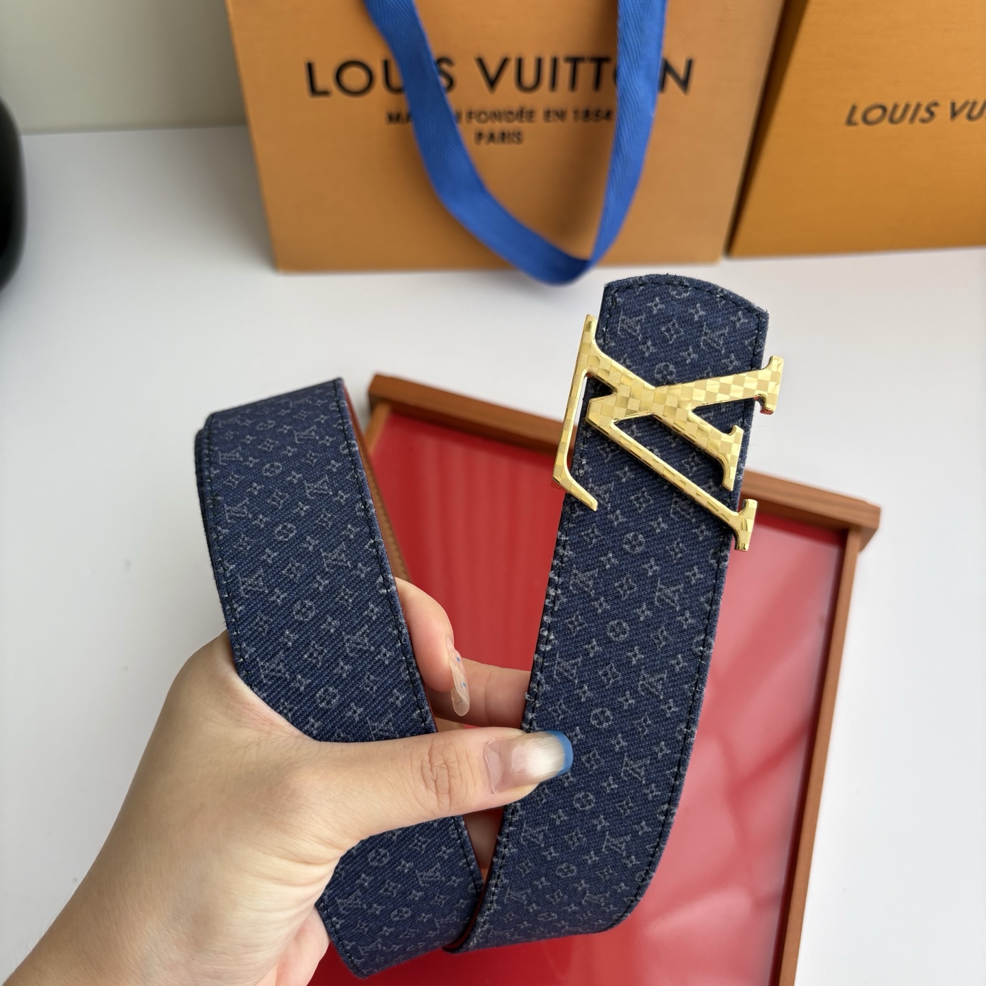 Lv当季新款牛仔蓝Monogram 帆布材质，Lv小花印花搭配另一面小牛皮底，时尚百搭。宽4.0cm
