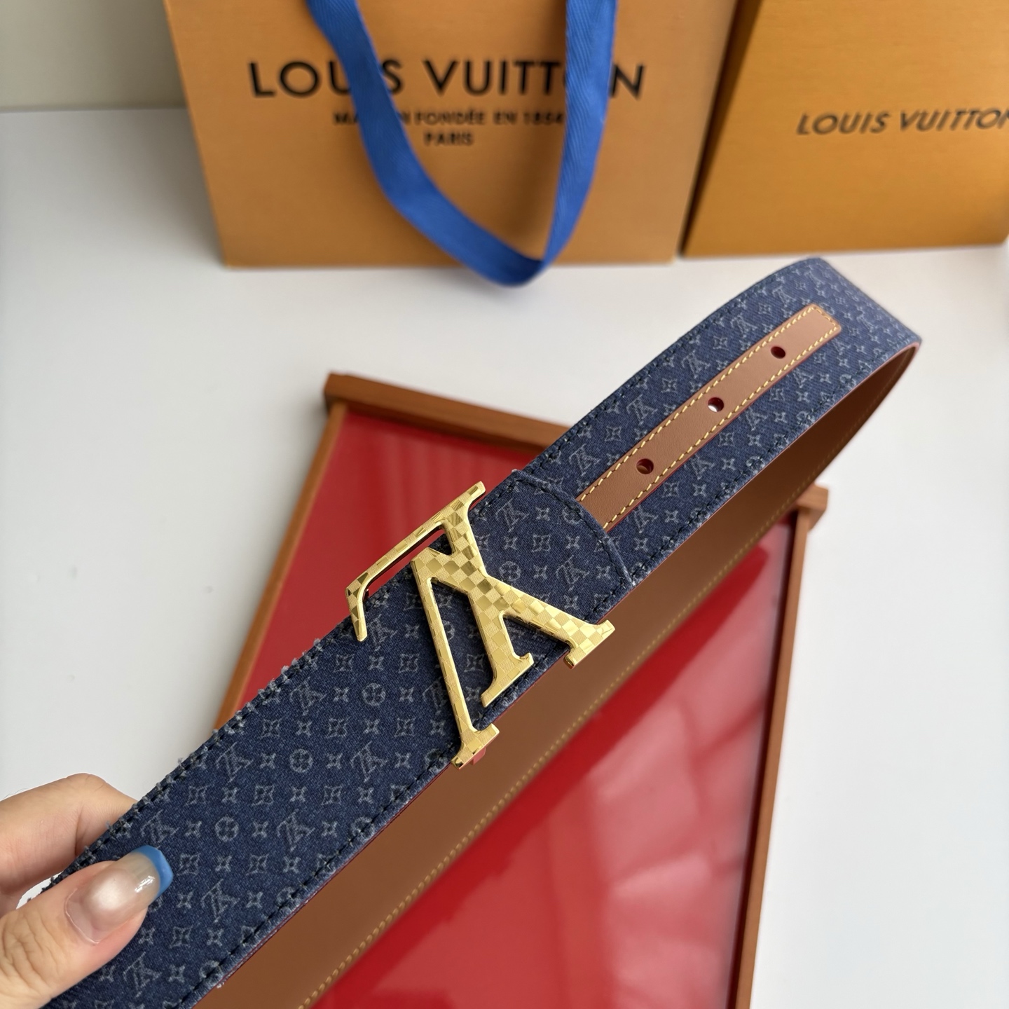 Lv当季新款牛仔蓝Monogram 帆布材质，Lv小花印花搭配另一面小牛皮底，时尚百搭。宽4.0cm