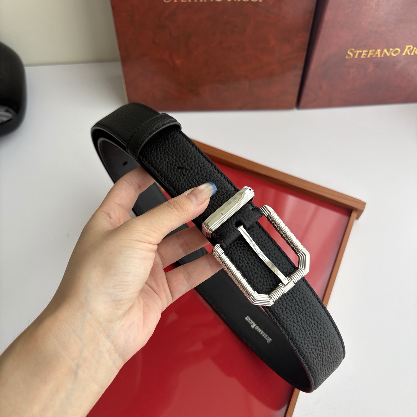 史蒂芬原单双面进口小牛皮，搭配精品钢制针扣，原产皮料定制，宽度3.5cm，时尚大方，百搭单品。