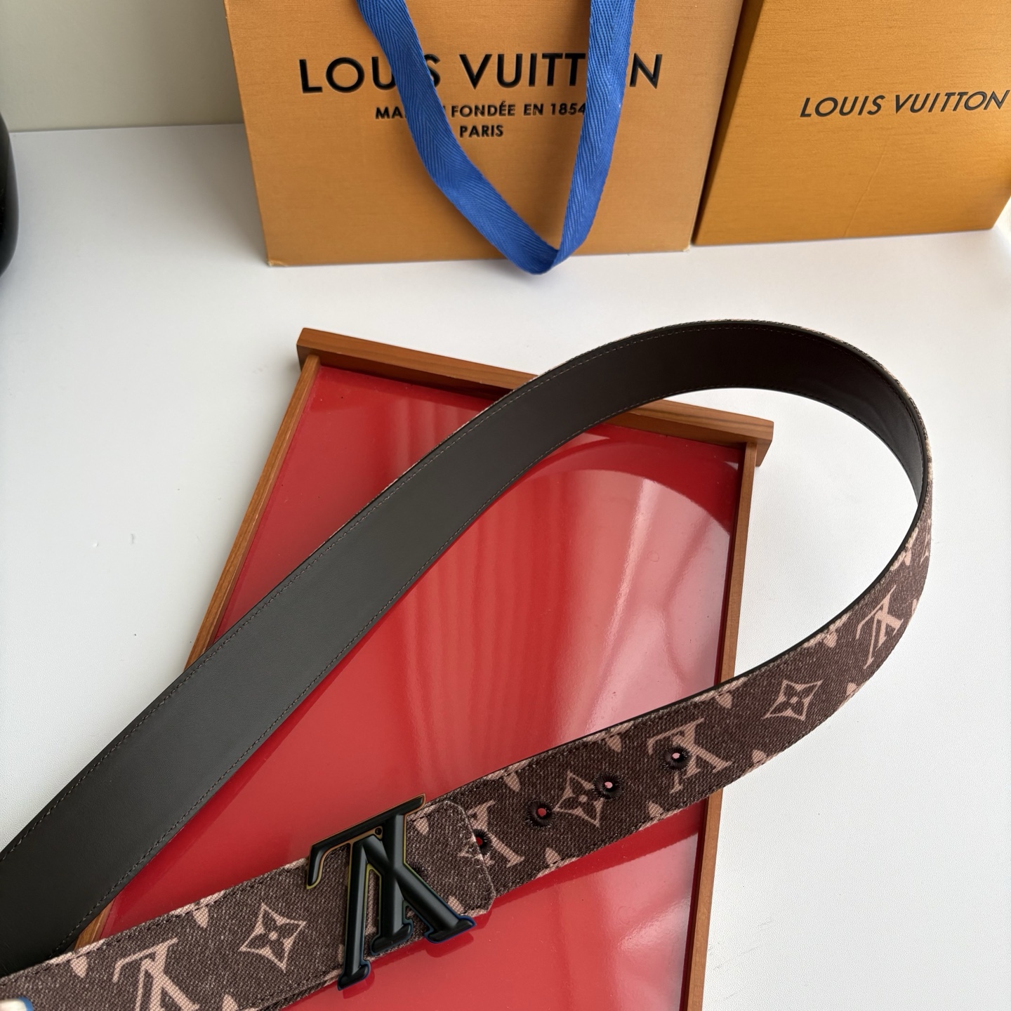 Lv当季新款牛仔Monogram 咖色帆布材质，复古做旧的老花印花搭配另一面原版平纹底，精致百搭，时尚大方，宽4.0cm