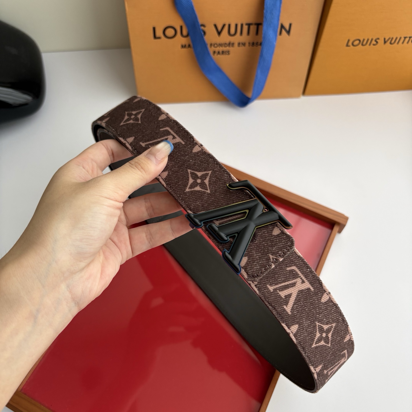 Lv当季新款牛仔Monogram 咖色帆布材质，复古做旧的老花印花搭配另一面原版平纹底，精致百搭，时尚大方，宽4.0cm
