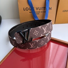 Lv当季新款牛仔Monogram 咖色帆布材质,复古做旧的老花印花搭配另一面原版平纹底,精致百搭,时尚大方,宽4.0cm Lv当季新款牛仔Monogram 咖色帆布材质,复古做旧的老花印花搭配另一面原版平纹底,精致百搭,时尚大方,宽4.0cm