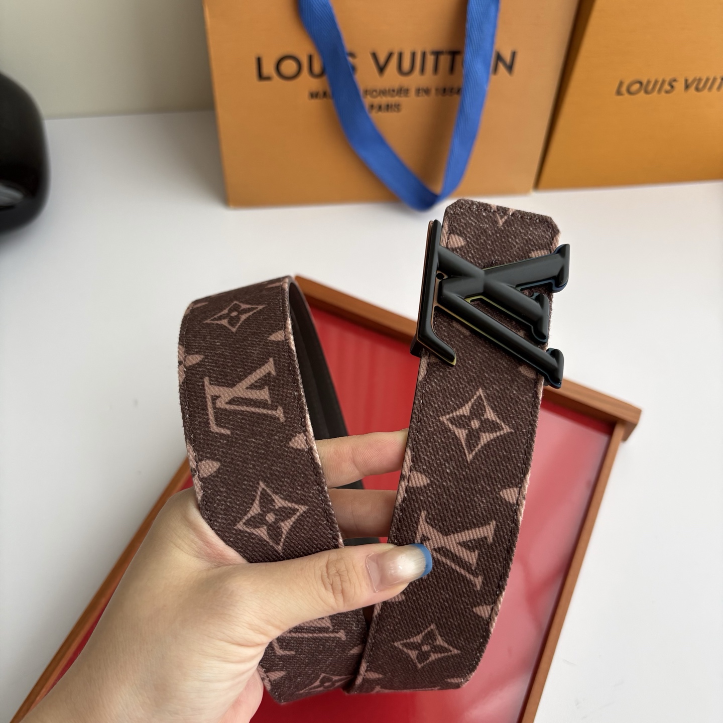 Lv当季新款牛仔Monogram 咖色帆布材质，复古做旧的老花印花搭配另一面原版平纹底，精致百搭，时尚大方，宽4.0cm