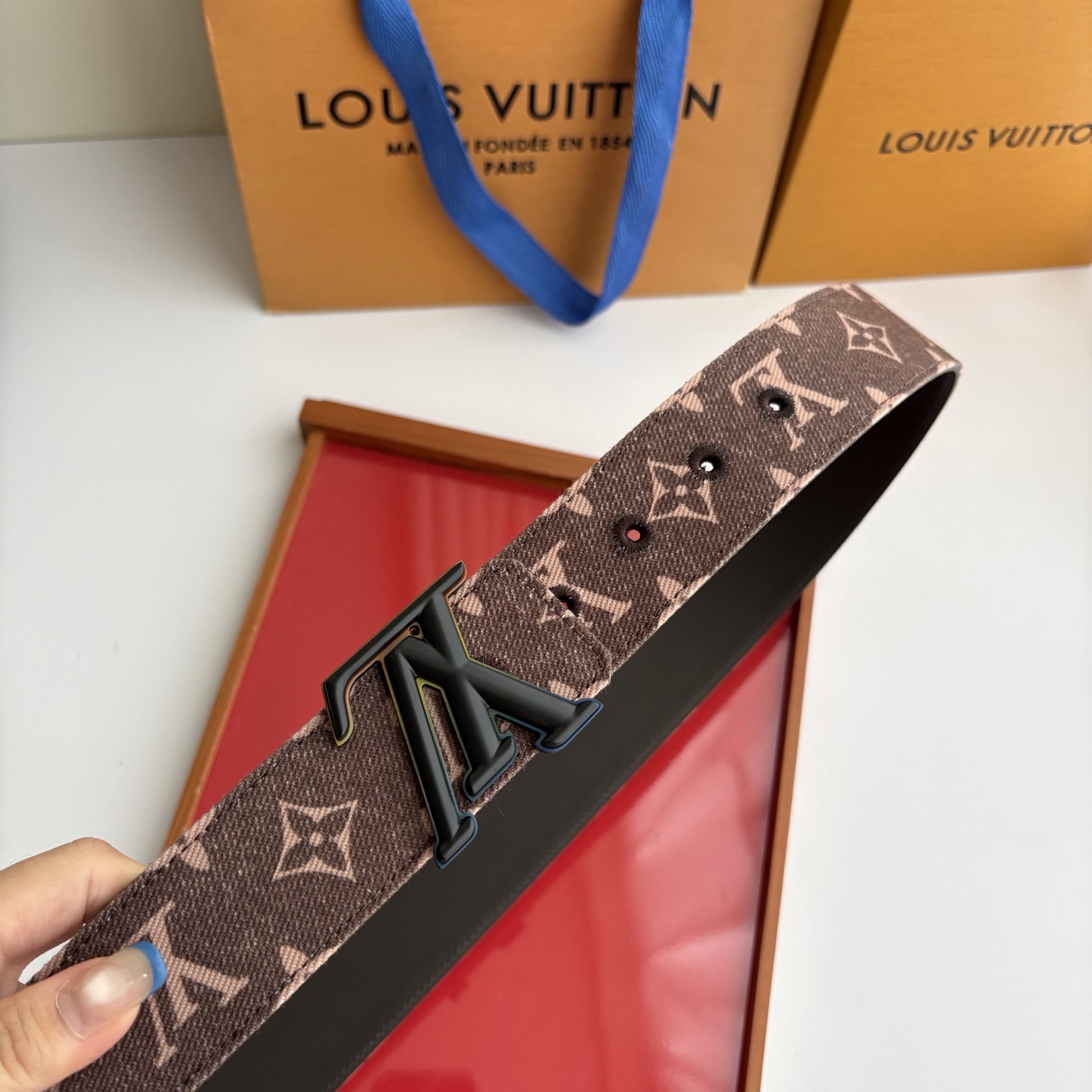 Lv当季新款牛仔Monogram 咖色帆布材质，复古做旧的老花印花搭配另一面原版平纹底，精致百搭，时尚大方，宽4.0cm
