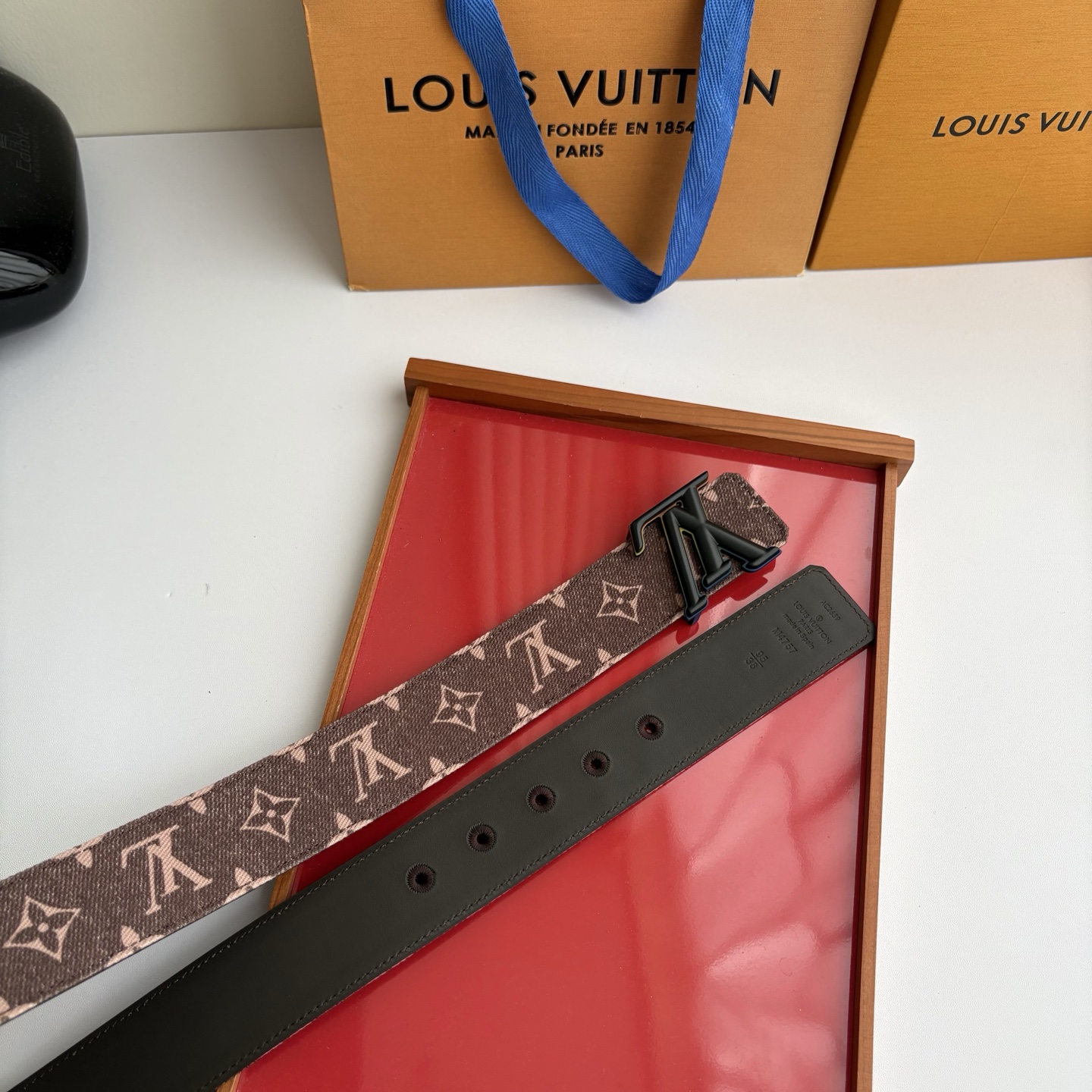 Lv当季新款牛仔Monogram 咖色帆布材质，复古做旧的老花印花搭配另一面原版平纹底，精致百搭，时尚大方，宽4.0cm