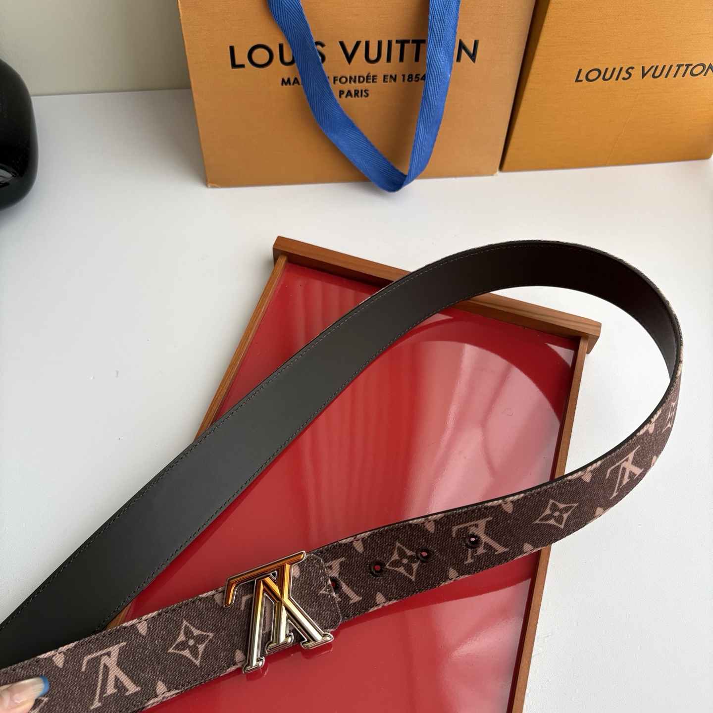 Lv当季新款牛仔Monogram 咖色帆布材质，复古做旧的老花印花搭配另一面原版平纹底，精致百搭，时尚大方，宽4.0cm