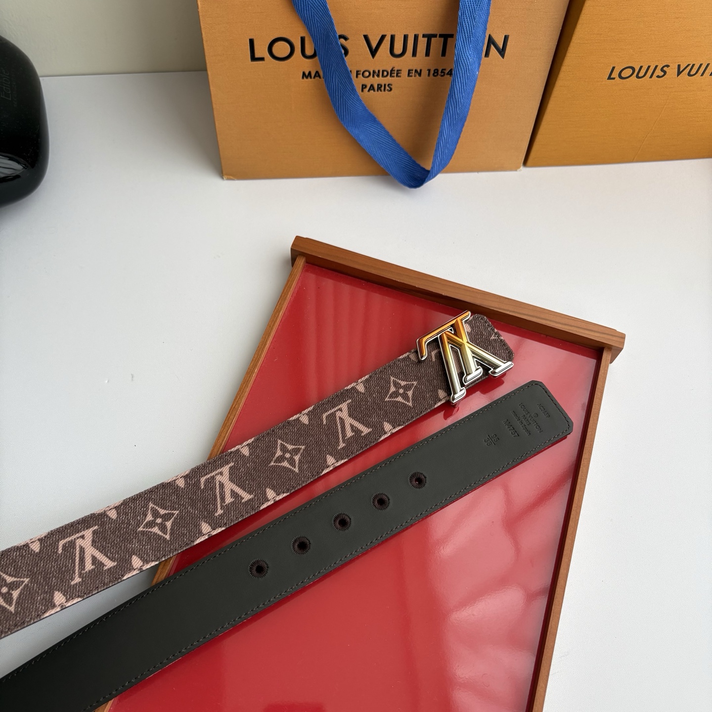 Lv当季新款牛仔Monogram 咖色帆布材质，复古做旧的老花印花搭配另一面原版平纹底，精致百搭，时尚大方，宽4.0cm