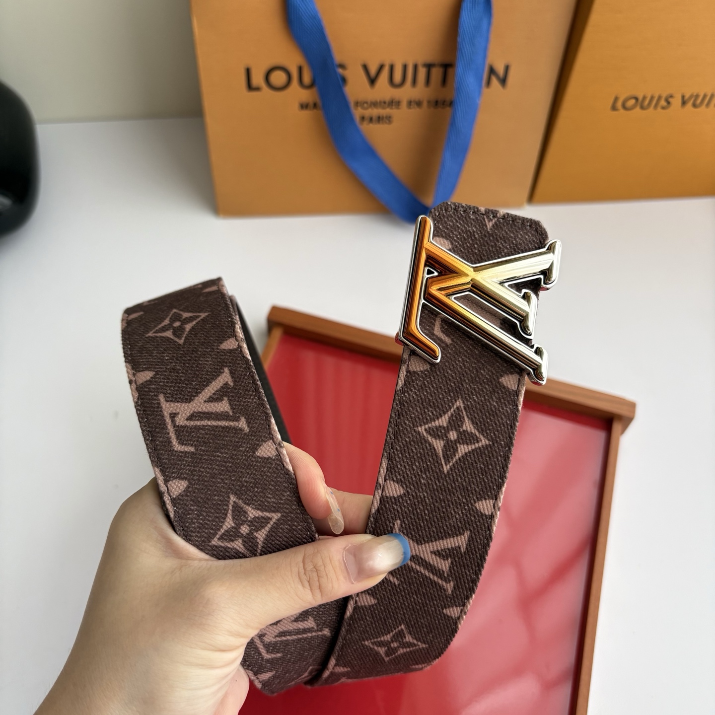 Lv当季新款牛仔Monogram 咖色帆布材质，复古做旧的老花印花搭配另一面原版平纹底，精致百搭，时尚大方，宽4.0cm