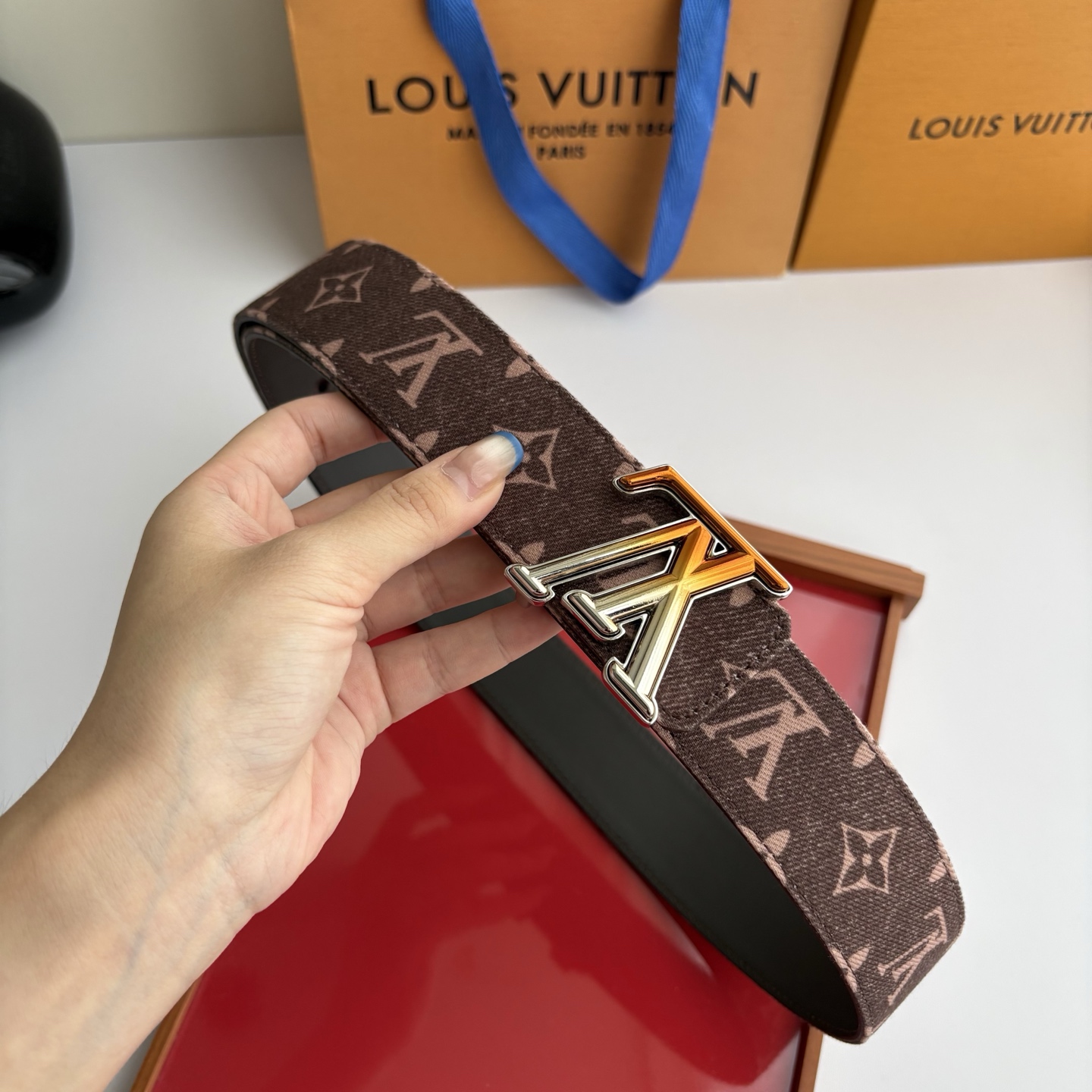 Lv当季新款牛仔Monogram 咖色帆布材质，复古做旧的老花印花搭配另一面原版平纹底，精致百搭，时尚大方，宽4.0cm