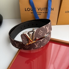 Lv当季新款牛仔Monogram 咖色帆布材质,复古做旧的老花印花搭配另一面原版平纹底,精致百搭,时尚大方,宽4.0cm Lv当季新款牛仔Monogram 咖色帆布材质,复古做旧的老花印花搭配另一面原版平纹底,精致百搭,时尚大方,宽4.0cm