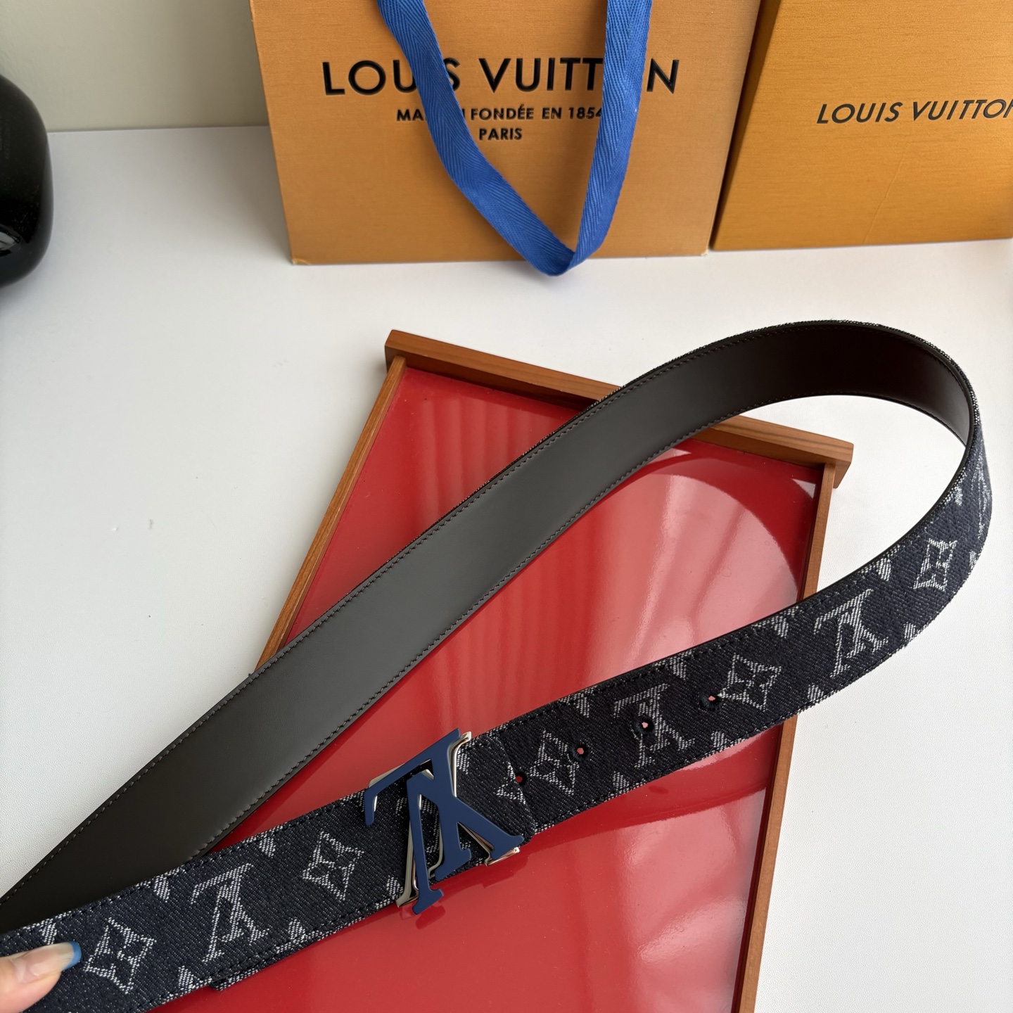 Lv当季新款牛仔Monogram 蓝色帆布材质，复古做旧的老花印花搭配另一面原版平纹底，精致百搭，时尚大方，宽4.0cm