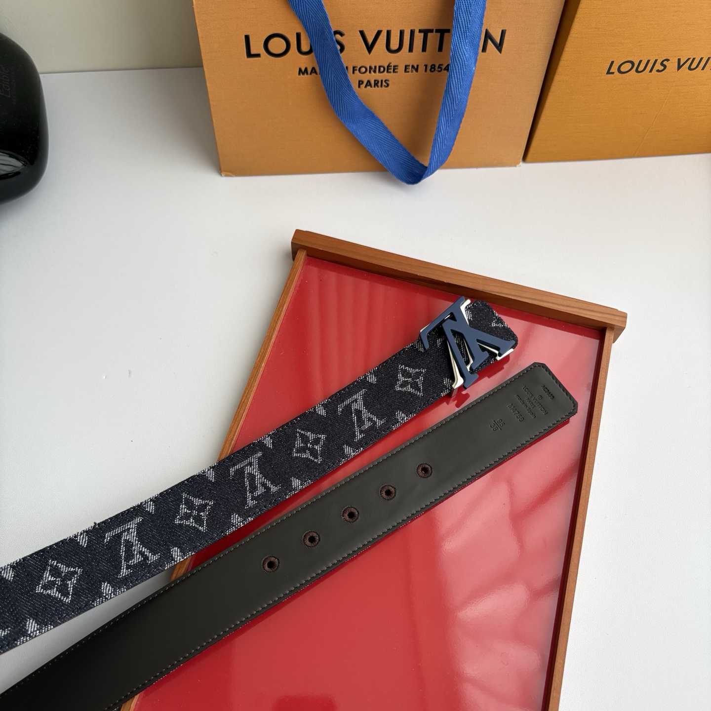 Lv当季新款牛仔Monogram 蓝色帆布材质，复古做旧的老花印花搭配另一面原版平纹底，精致百搭，时尚大方，宽4.0cm