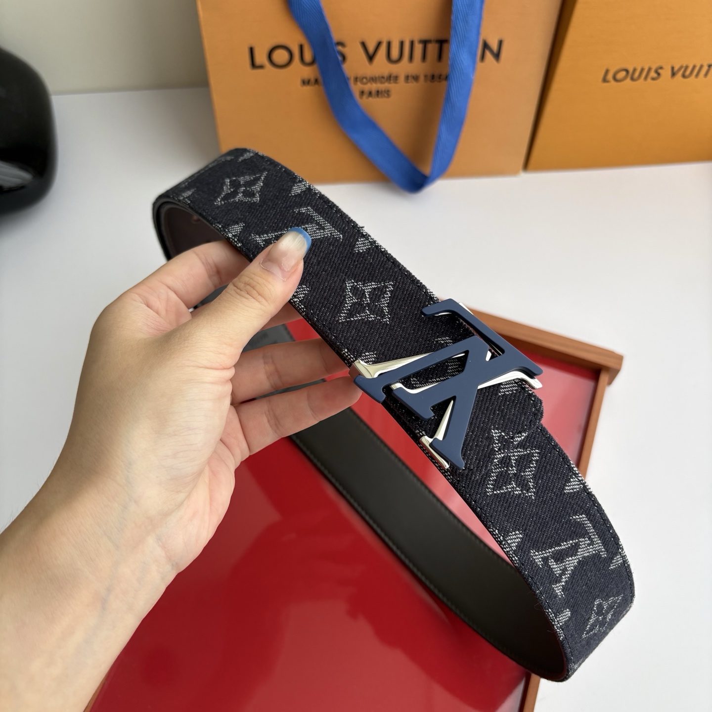 Lv当季新款牛仔Monogram 蓝色帆布材质，复古做旧的老花印花搭配另一面原版平纹底，精致百搭，时尚大方，宽4.0cm