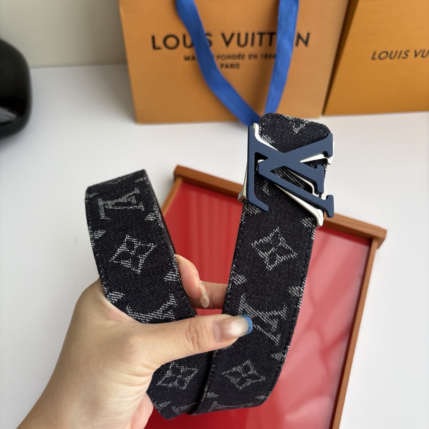 Lv当季新款牛仔Monogram 蓝色帆布材质，复古做旧的老花印花搭配另一面原版平纹底，精致百搭，时尚大方，宽4.0cm