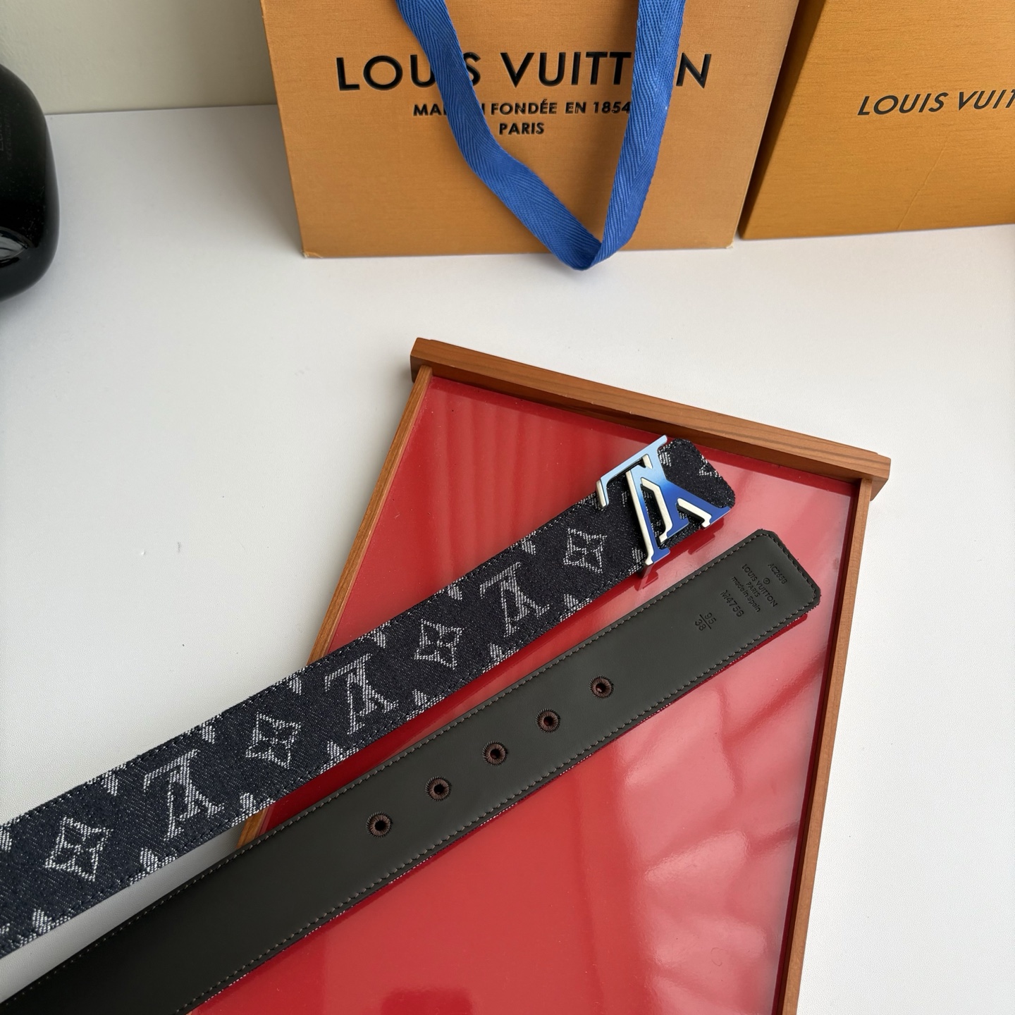Lv当季新款牛仔Monogram 蓝色帆布材质，复古做旧的老花印花搭配另一面原版平纹底，精致百搭，时尚大方，宽4.0cm