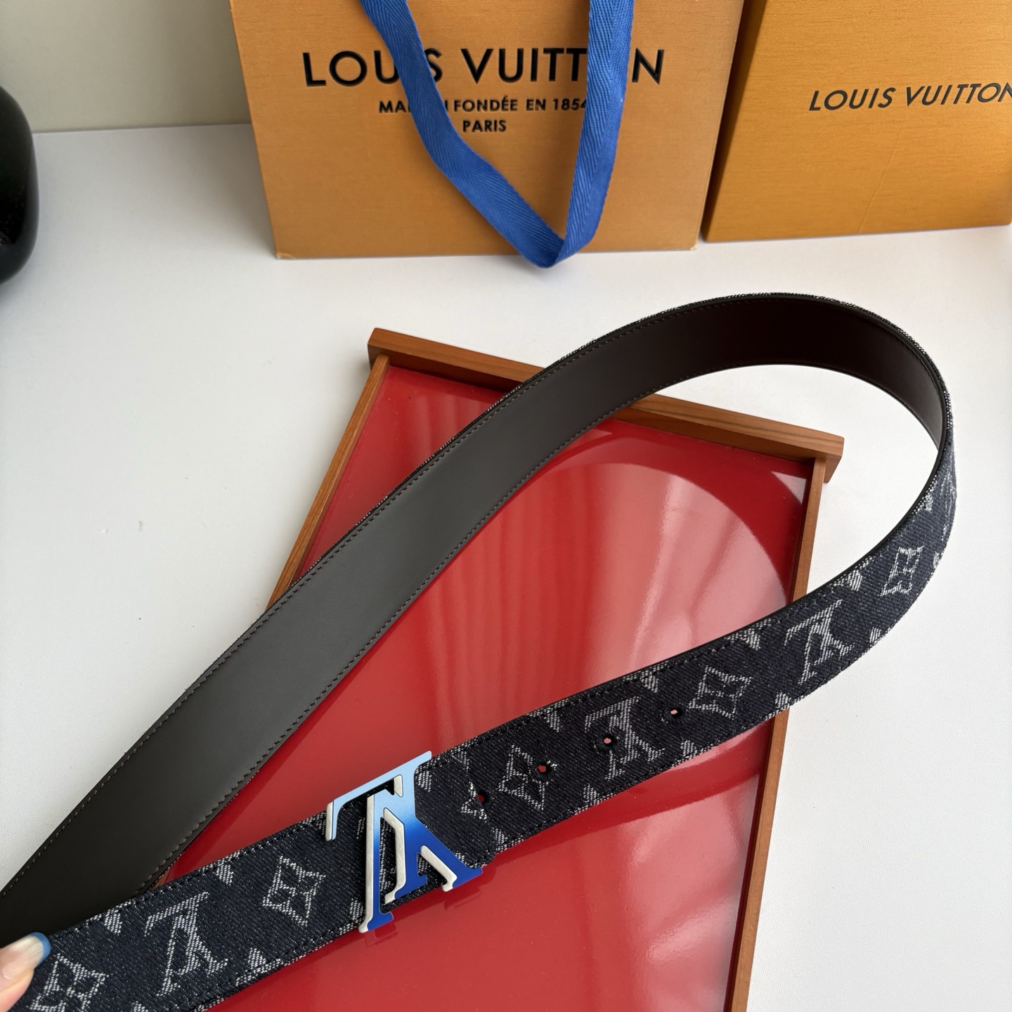 Lv当季新款牛仔Monogram 蓝色帆布材质，复古做旧的老花印花搭配另一面原版平纹底，精致百搭，时尚大方，宽4.0cm