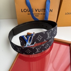 Lv当季新款牛仔Monogram 蓝色帆布材质,复古做旧的老花印花搭配另一面原版平纹底,精致百搭,时尚大方,宽4.0cm Lv当季新款牛仔Monogram 蓝色帆布材质,复古做旧的老花印花搭配另一面原版平纹底,精致百搭,时尚大方,宽4.0cm