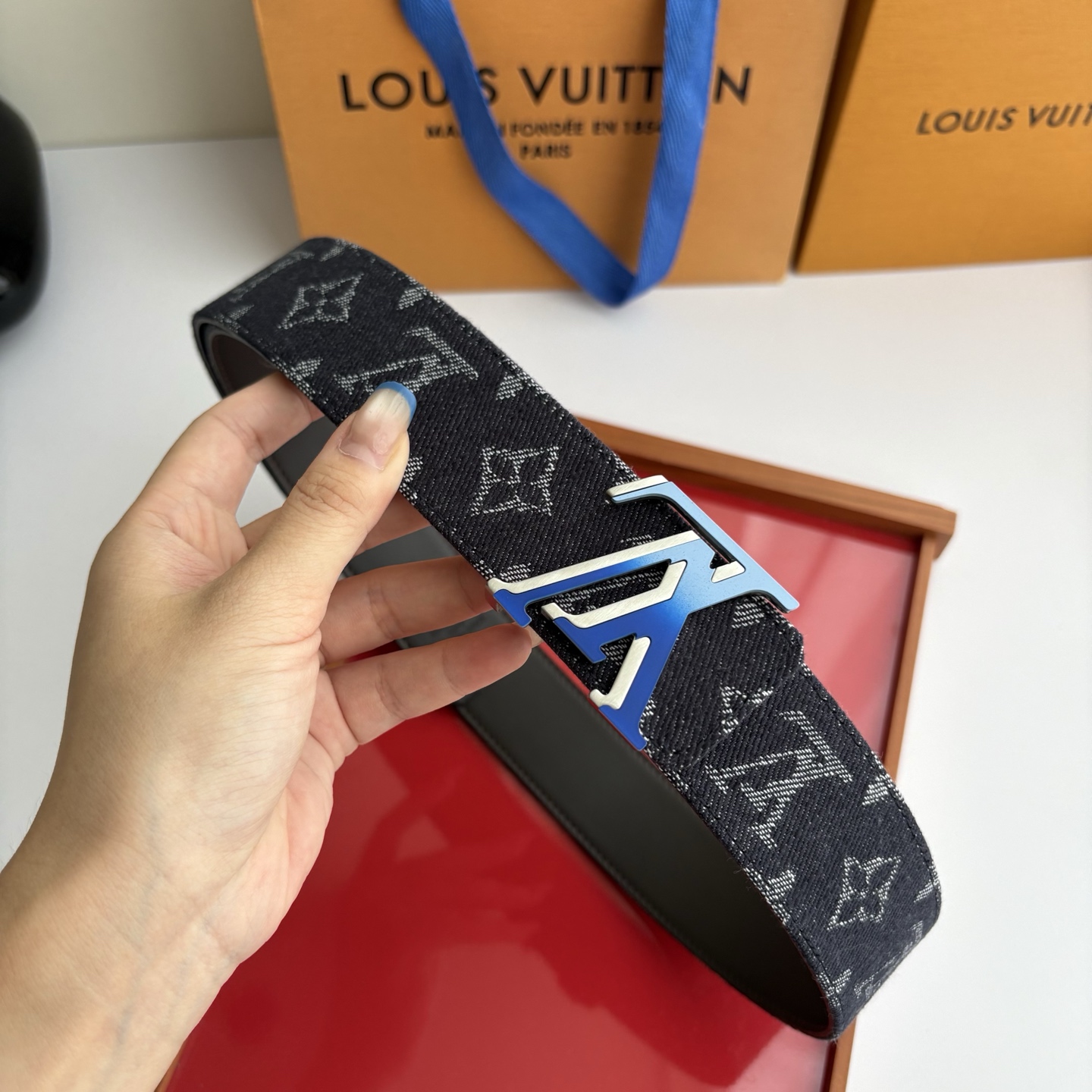 Lv当季新款牛仔Monogram 蓝色帆布材质，复古做旧的老花印花搭配另一面原版平纹底，精致百搭，时尚大方，宽4.0cm
