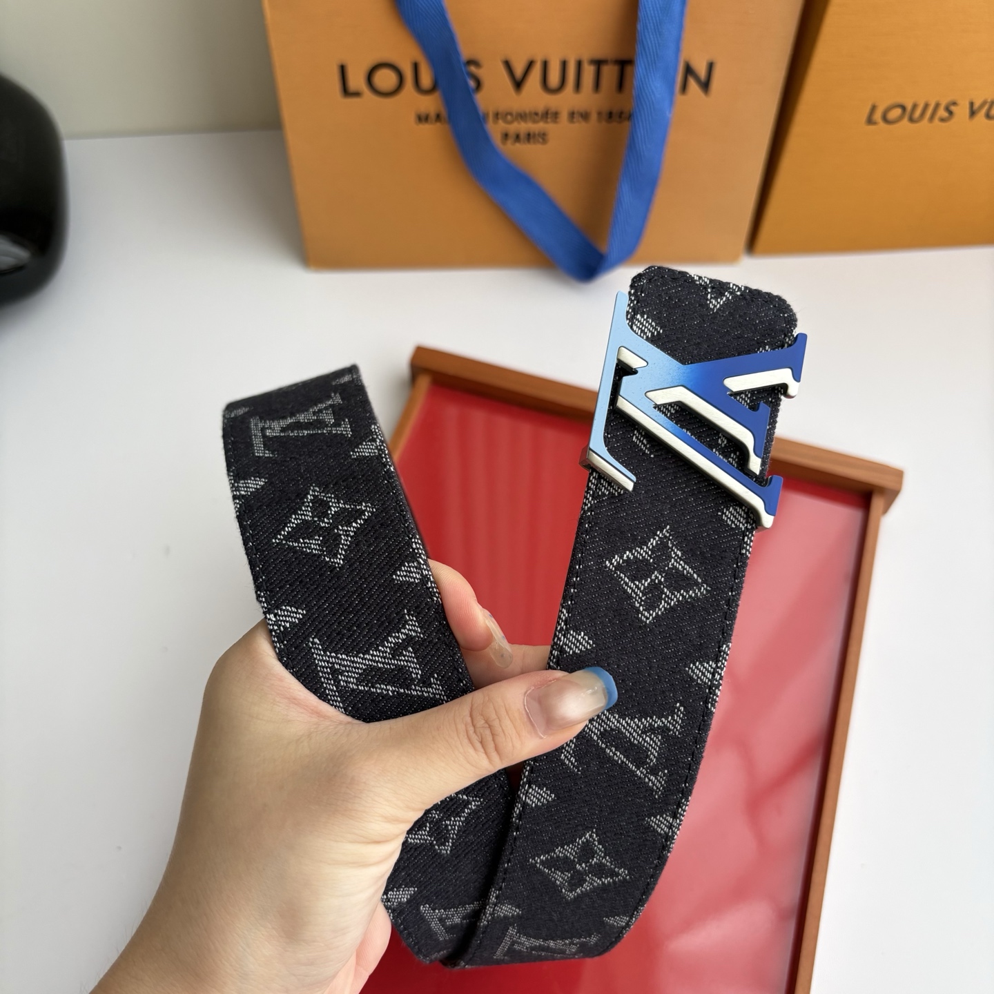 Lv当季新款牛仔Monogram 蓝色帆布材质，复古做旧的老花印花搭配另一面原版平纹底，精致百搭，时尚大方，宽4.0cm
