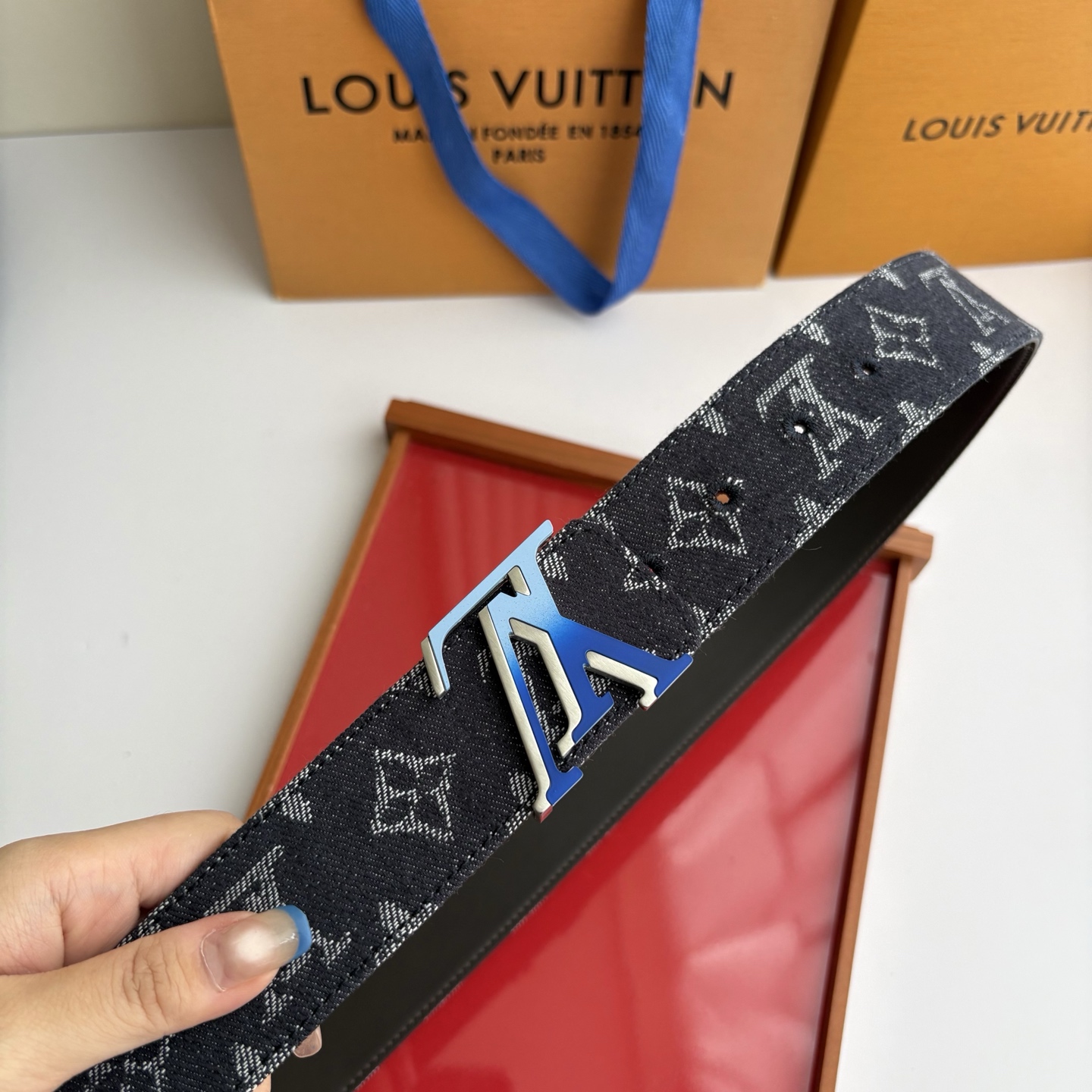 Lv当季新款牛仔Monogram 蓝色帆布材质，复古做旧的老花印花搭配另一面原版平纹底，精致百搭，时尚大方，宽4.0cm