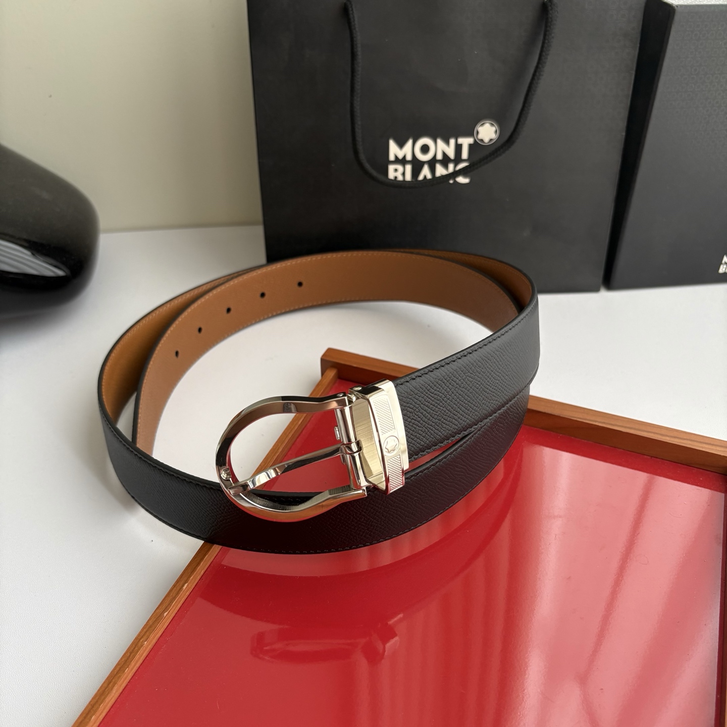 品牌:【万宝龙】 Montblanc家持续其一贯的高雅,绅士,精致的风格,进口小牛皮。手感细腻柔软。纯铜精品,男士必备! 品牌:【万宝龙】 Montblanc家持续其一贯的高雅,绅士,精致的风格,进口小牛皮。手感细腻柔软。纯铜精品,男士必备!