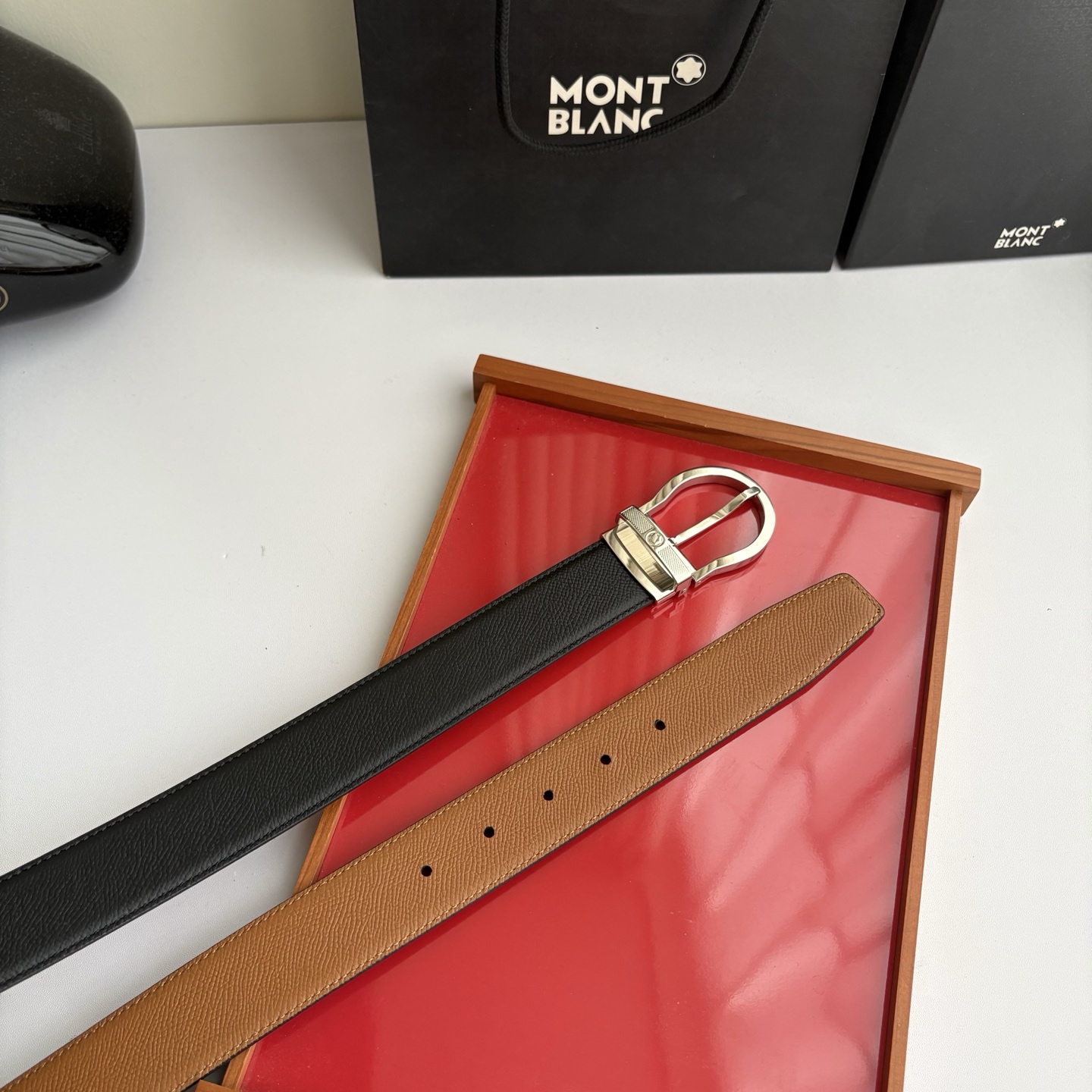 品牌：【万宝龙】 Montblanc家持续其一贯的高雅，绅士，精致的风格，进口小牛皮。手感细腻柔软。纯铜精品，男士必备！