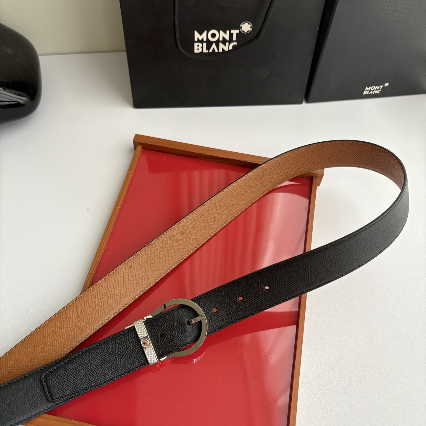 品牌：【万宝龙】 Montblanc家持续其一贯的高雅，绅士，精致的风格，进口小牛皮。手感细腻柔软。纯铜精品，男士必备！