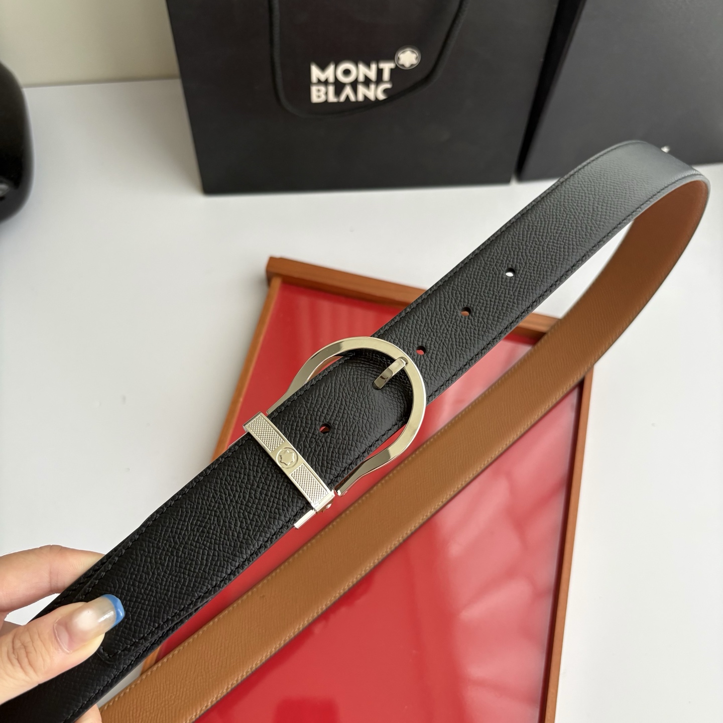 品牌：【万宝龙】 Montblanc家持续其一贯的高雅，绅士，精致的风格，进口小牛皮。手感细腻柔软。纯铜精品，男士必备！