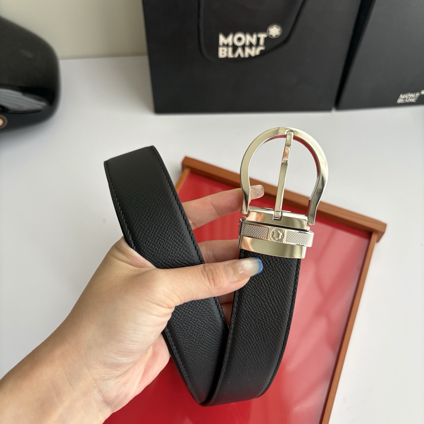 品牌：【万宝龙】 Montblanc家持续其一贯的高雅，绅士，精致的风格，进口小牛皮。手感细腻柔软。纯铜精品，男士必备！