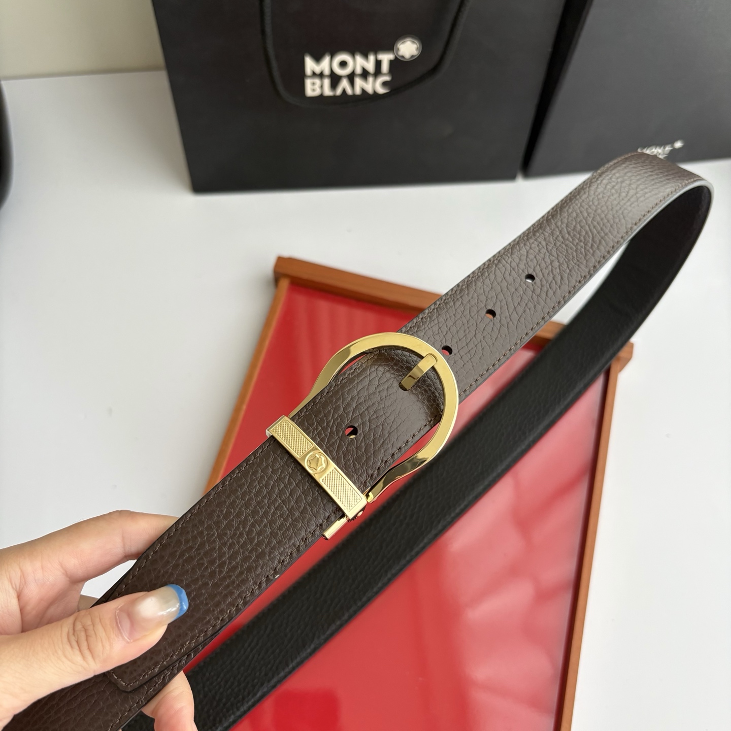 品牌：【万宝龙】 Montblanc家持续其一贯的高雅，绅士，精致的风格，进口小牛皮。手感细腻柔软。纯铜精品，男士必备！