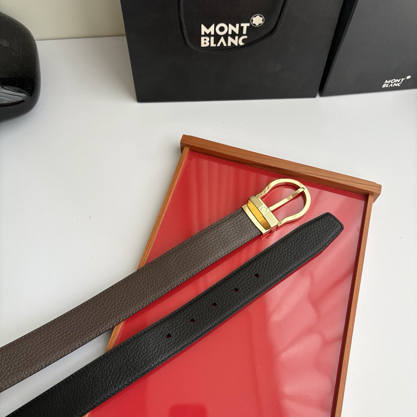 品牌：【万宝龙】 Montblanc家持续其一贯的高雅，绅士，精致的风格，进口小牛皮。手感细腻柔软。纯铜精品，男士必备！