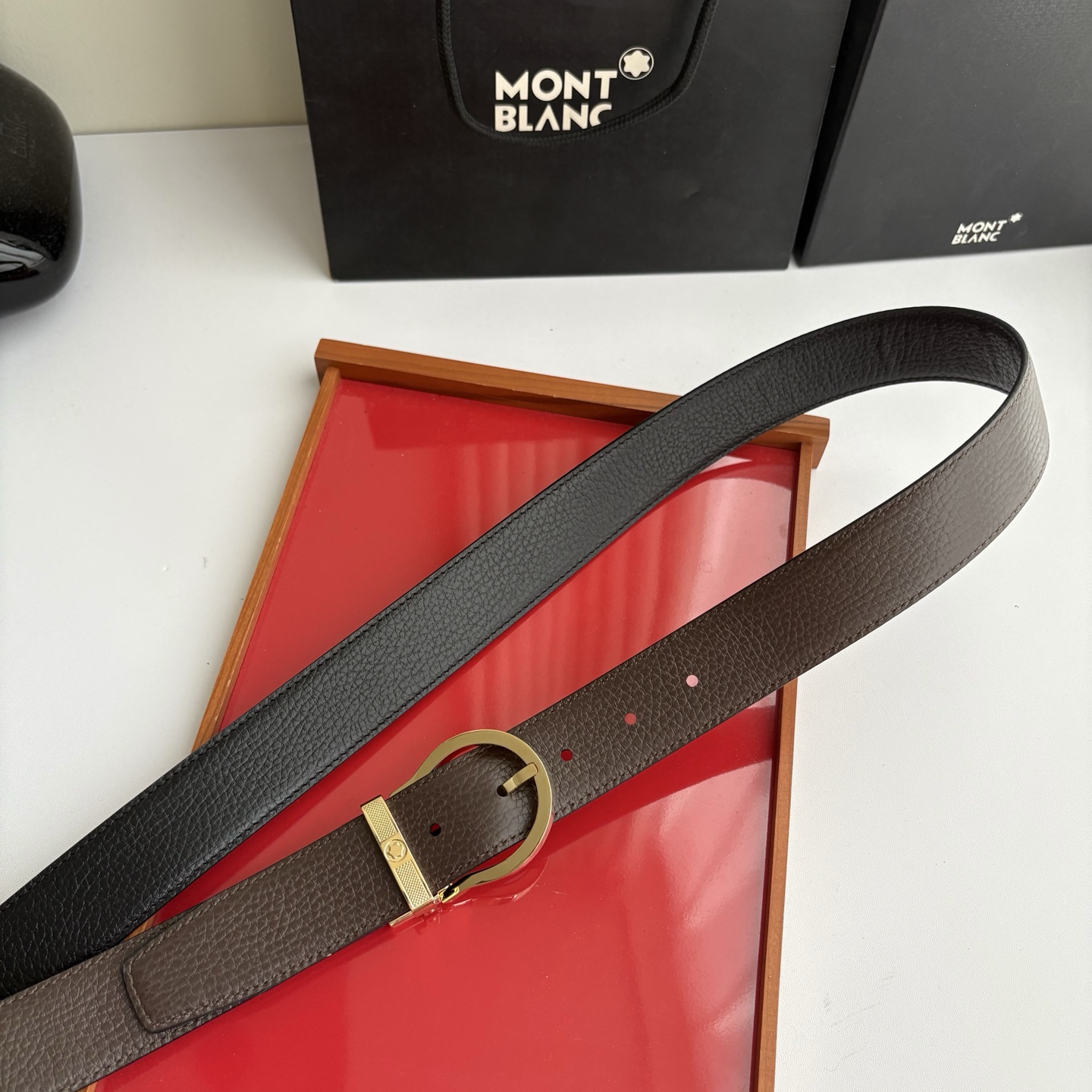 品牌：【万宝龙】 Montblanc家持续其一贯的高雅，绅士，精致的风格，进口小牛皮。手感细腻柔软。纯铜精品，男士必备！
