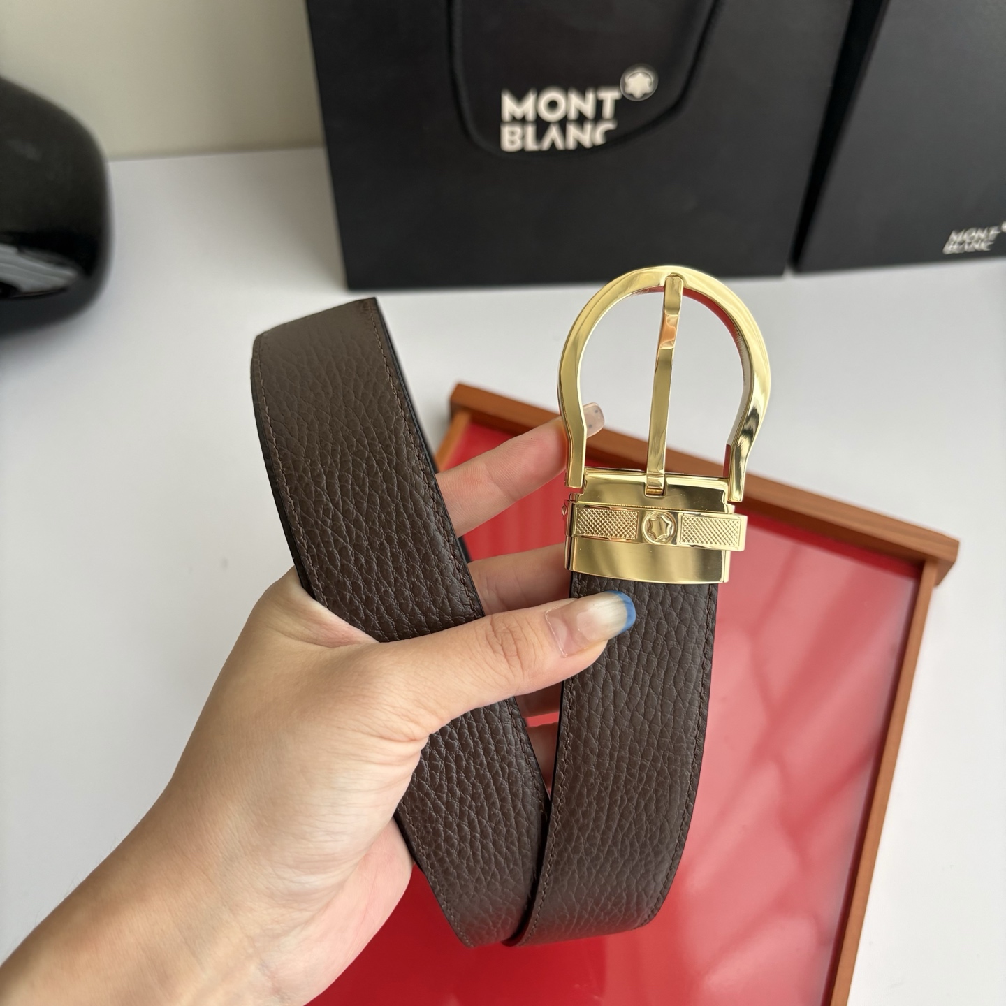 品牌：【万宝龙】 Montblanc家持续其一贯的高雅，绅士，精致的风格，进口小牛皮。手感细腻柔软。纯铜精品，男士必备！