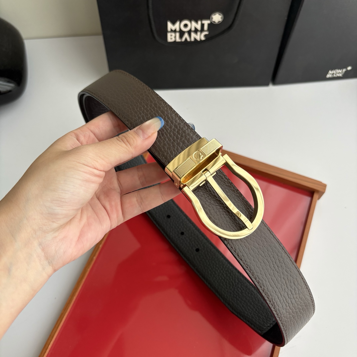 品牌：【万宝龙】 Montblanc家持续其一贯的高雅，绅士，精致的风格，进口小牛皮。手感细腻柔软。纯铜精品，男士必备！