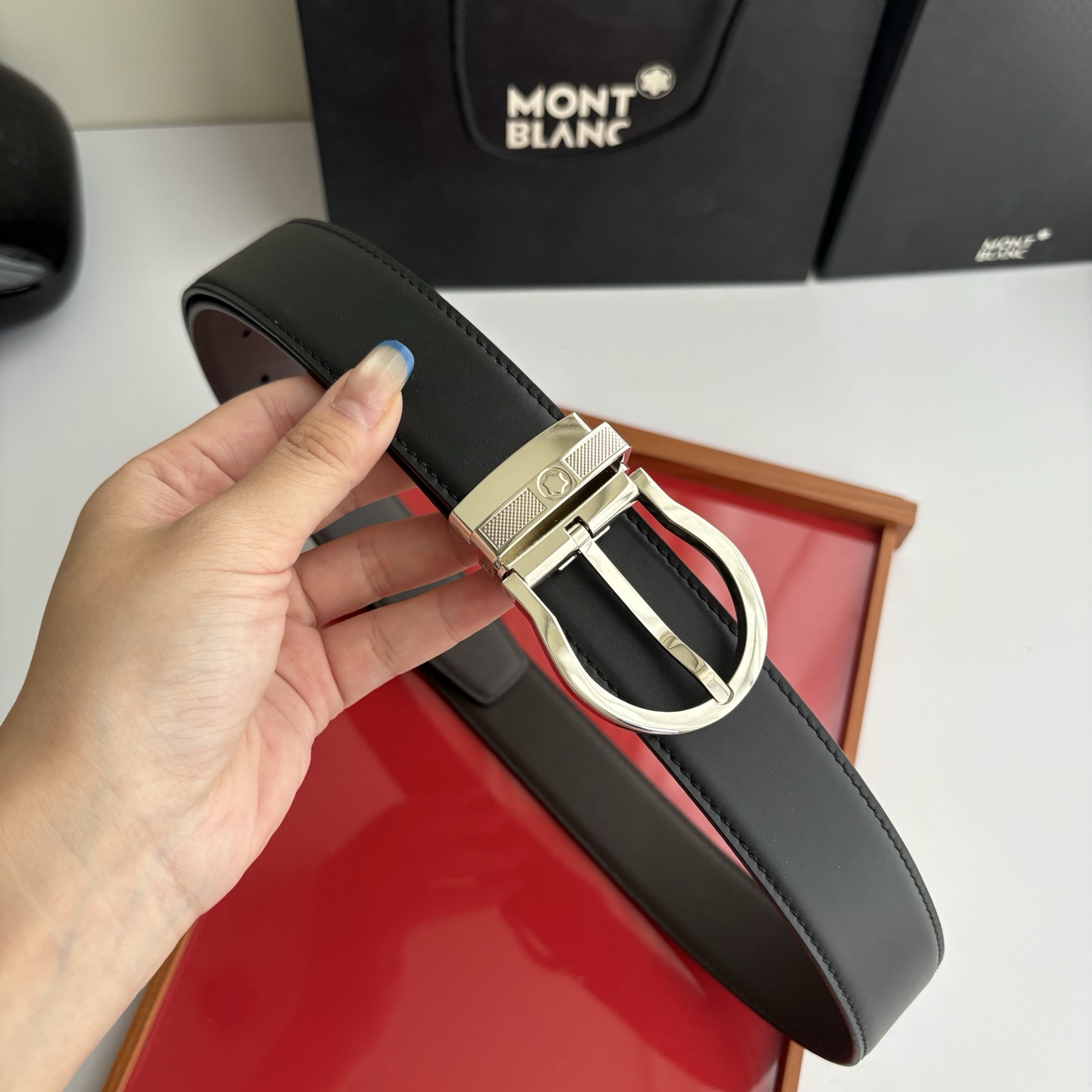品牌：【万宝龙】 Montblanc家持续其一贯的高雅，绅士，精致的风格，进口小牛皮。手感细腻柔软。纯铜精品，男士必备！