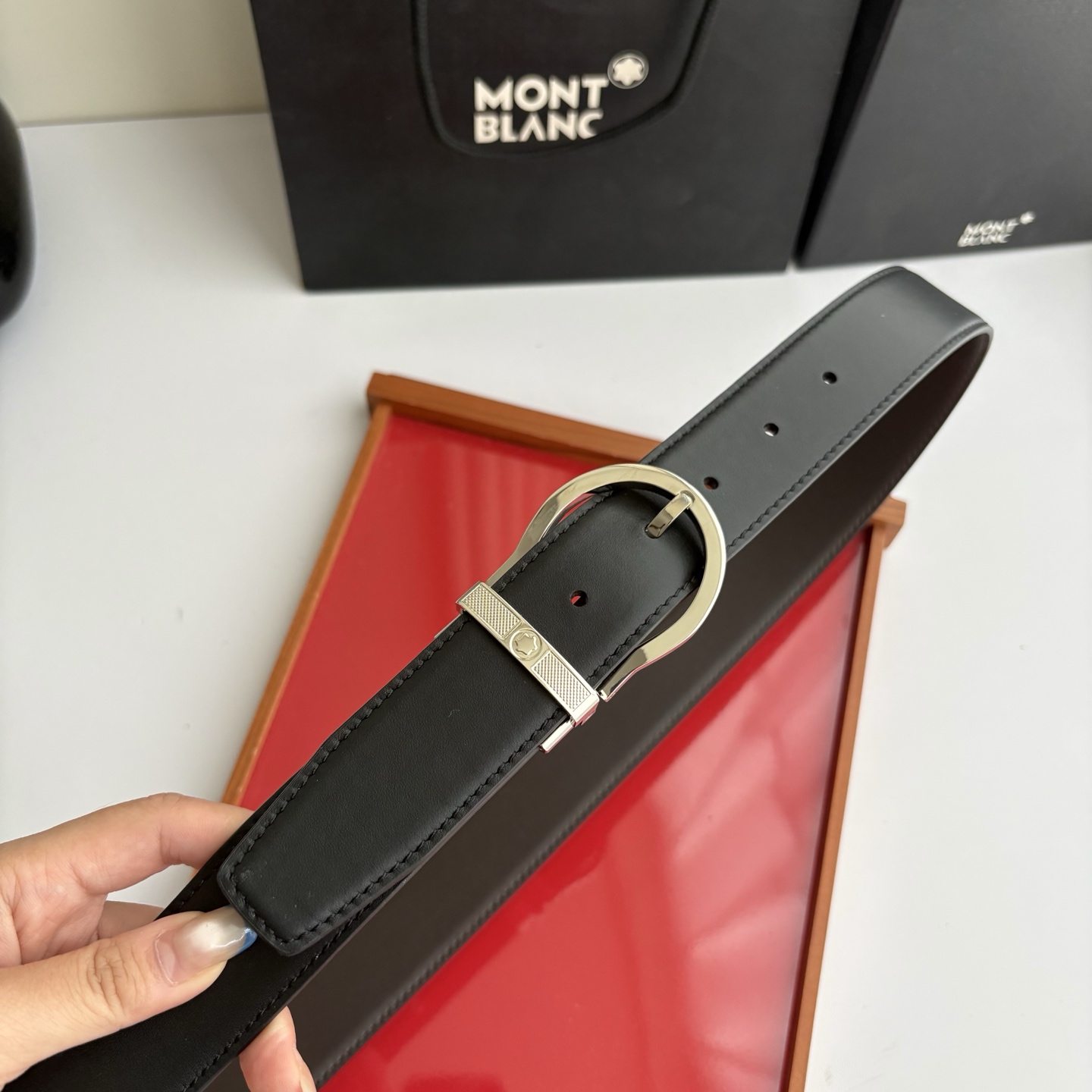 品牌：【万宝龙】 Montblanc家持续其一贯的高雅，绅士，精致的风格，进口小牛皮。手感细腻柔软。纯铜精品，男士必备！