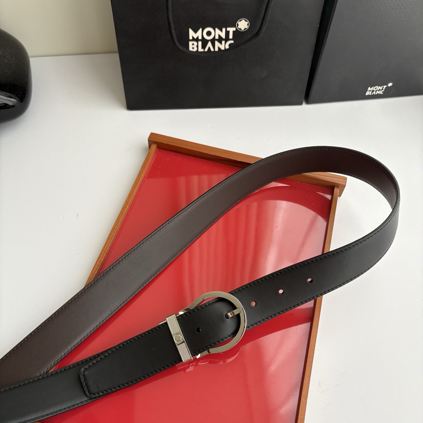 品牌：【万宝龙】 Montblanc家持续其一贯的高雅，绅士，精致的风格，进口小牛皮。手感细腻柔软。纯铜精品，男士必备！