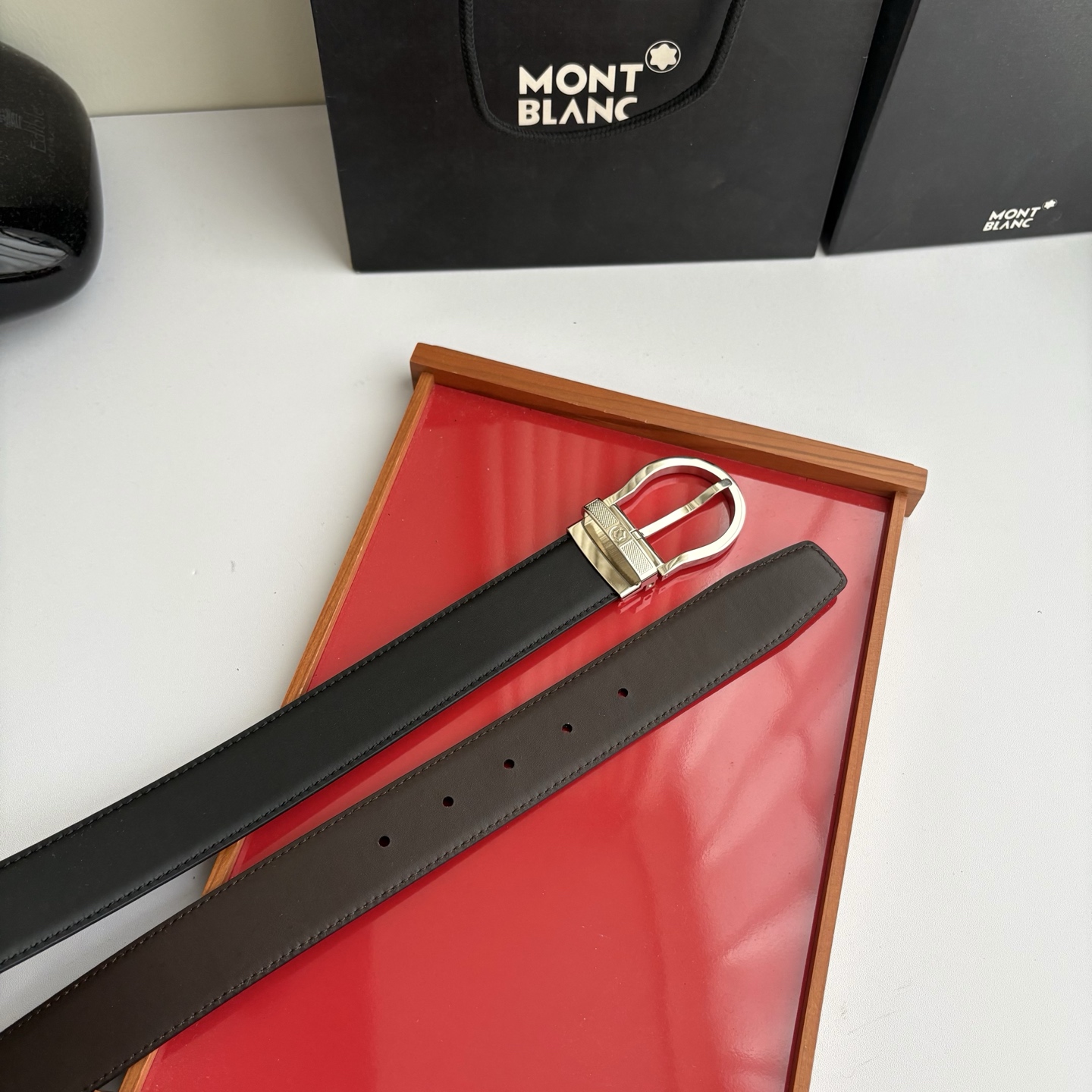 品牌：【万宝龙】 Montblanc家持续其一贯的高雅，绅士，精致的风格，进口小牛皮。手感细腻柔软。纯铜精品，男士必备！