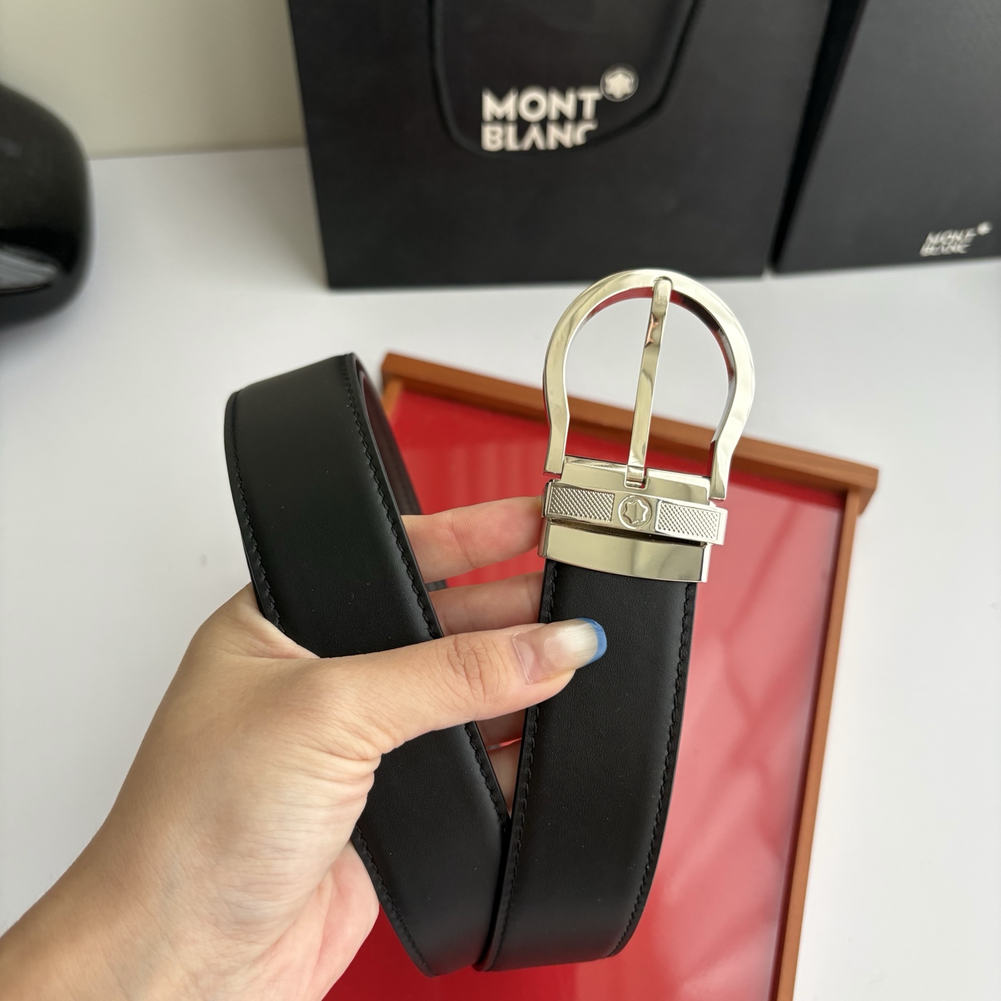 品牌：【万宝龙】 Montblanc家持续其一贯的高雅，绅士，精致的风格，进口小牛皮。手感细腻柔软。纯铜精品，男士必备！