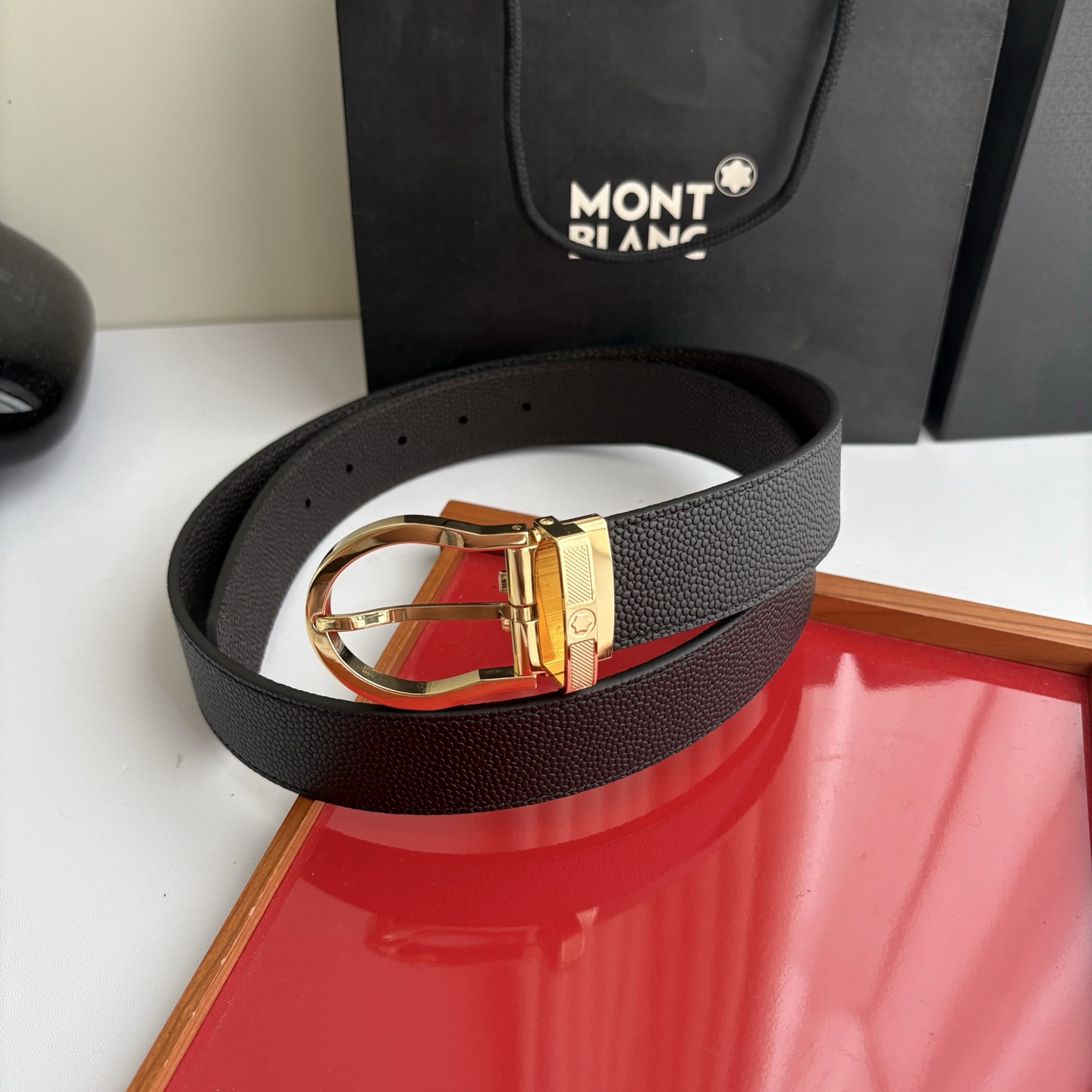 品牌:【万宝龙】 Montblanc家持续其一贯的高雅,绅士,精致的风格,进口小牛皮。手感细腻柔软。纯铜精品,男士必备! 品牌:【万宝龙】 Montblanc家持续其一贯的高雅,绅士,精致的风格,进口小牛皮。手感细腻柔软。纯铜精品,男士必备!