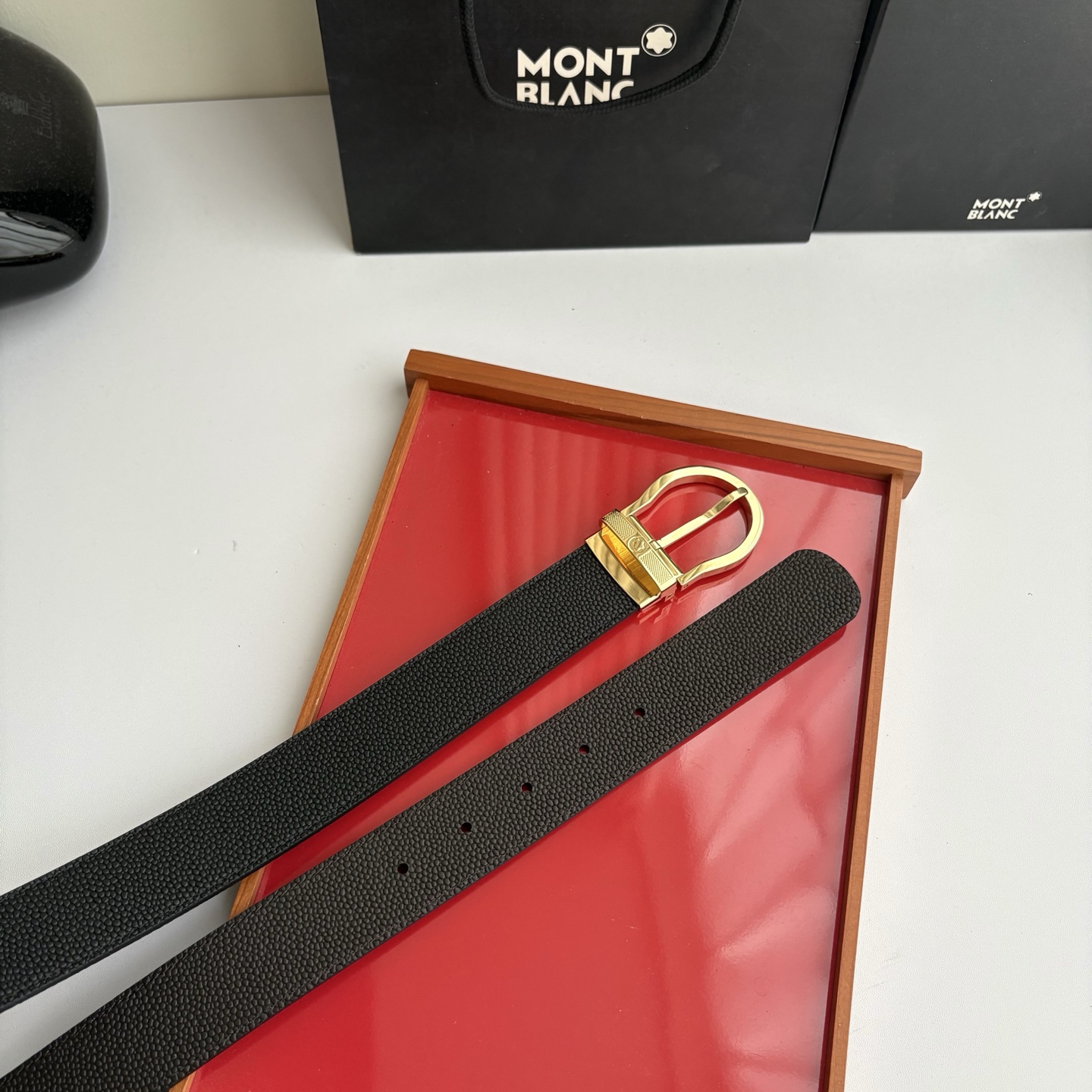 品牌：【万宝龙】 Montblanc家持续其一贯的高雅，绅士，精致的风格，进口小牛皮。手感细腻柔软。纯铜精品，男士必备！