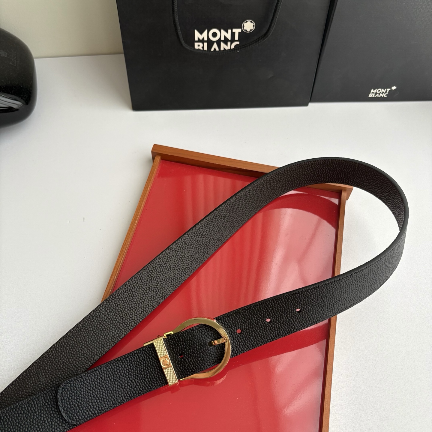 品牌：【万宝龙】 Montblanc家持续其一贯的高雅，绅士，精致的风格，进口小牛皮。手感细腻柔软。纯铜精品，男士必备！