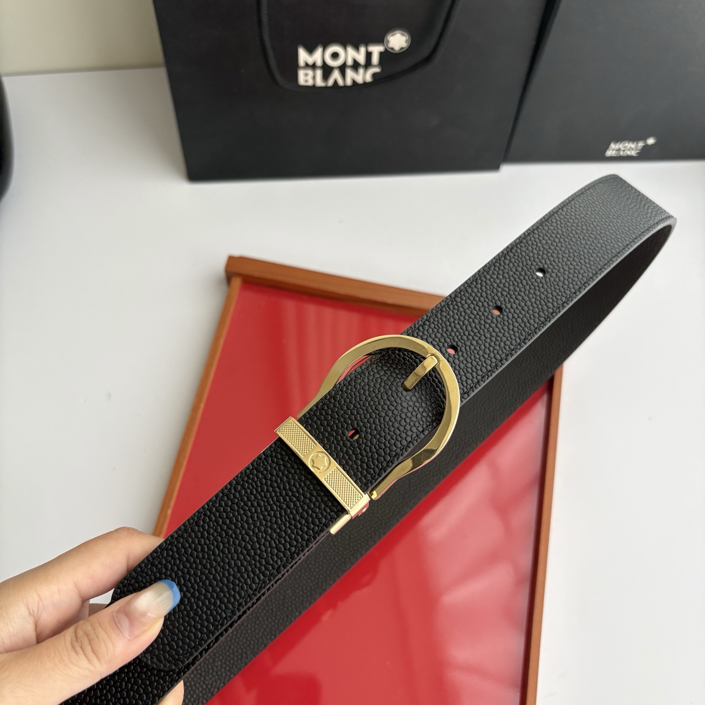 品牌：【万宝龙】 Montblanc家持续其一贯的高雅，绅士，精致的风格，进口小牛皮。手感细腻柔软。纯铜精品，男士必备！