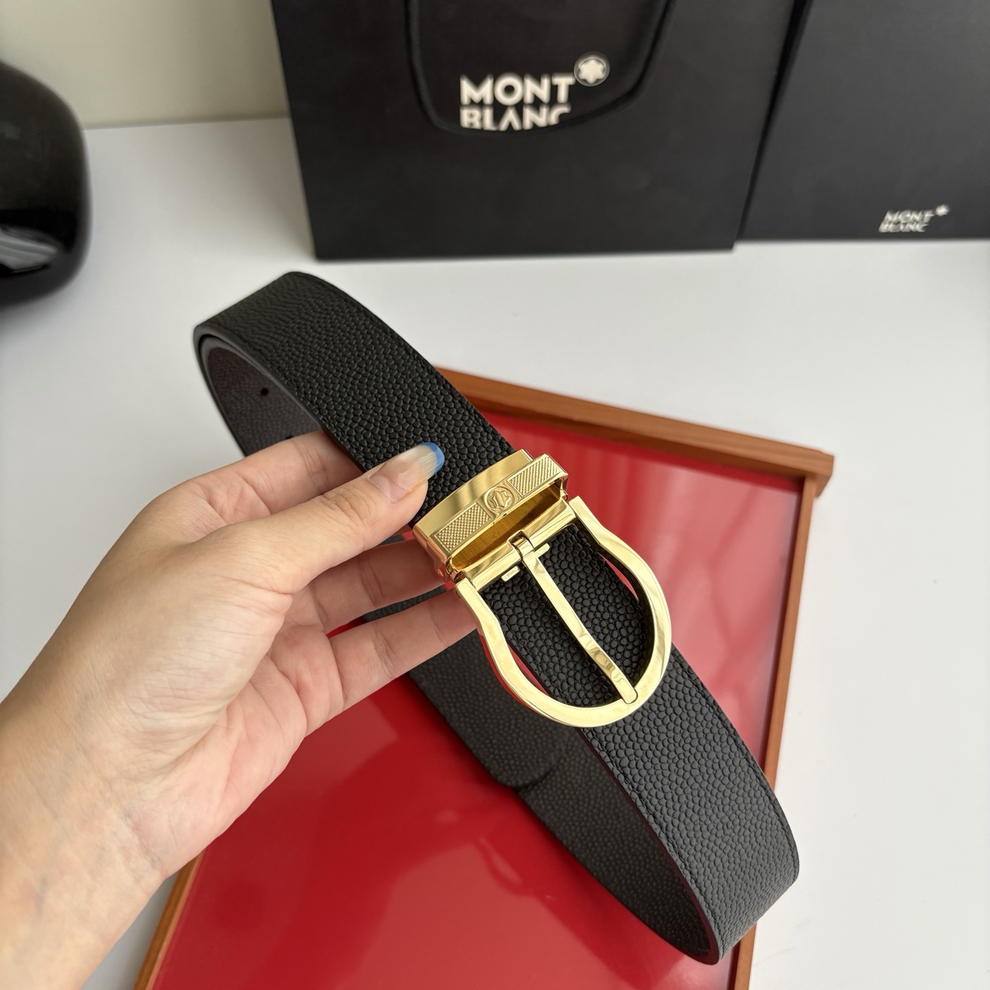 品牌：【万宝龙】 Montblanc家持续其一贯的高雅，绅士，精致的风格，进口小牛皮。手感细腻柔软。纯铜精品，男士必备！