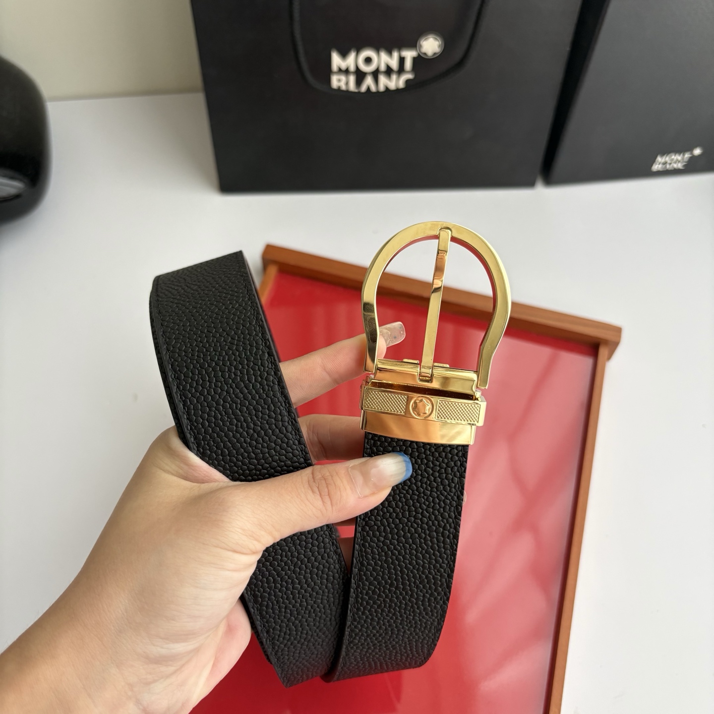 品牌：【万宝龙】 Montblanc家持续其一贯的高雅，绅士，精致的风格，进口小牛皮。手感细腻柔软。纯铜精品，男士必备！