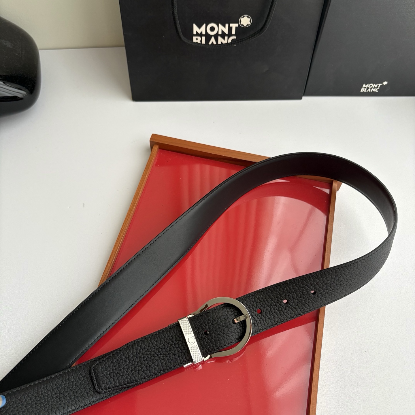 品牌：【万宝龙】 Montblanc家持续其一贯的高雅，绅士，精致的风格，进口小牛皮。手感细腻柔软。纯铜精品，男士必备！